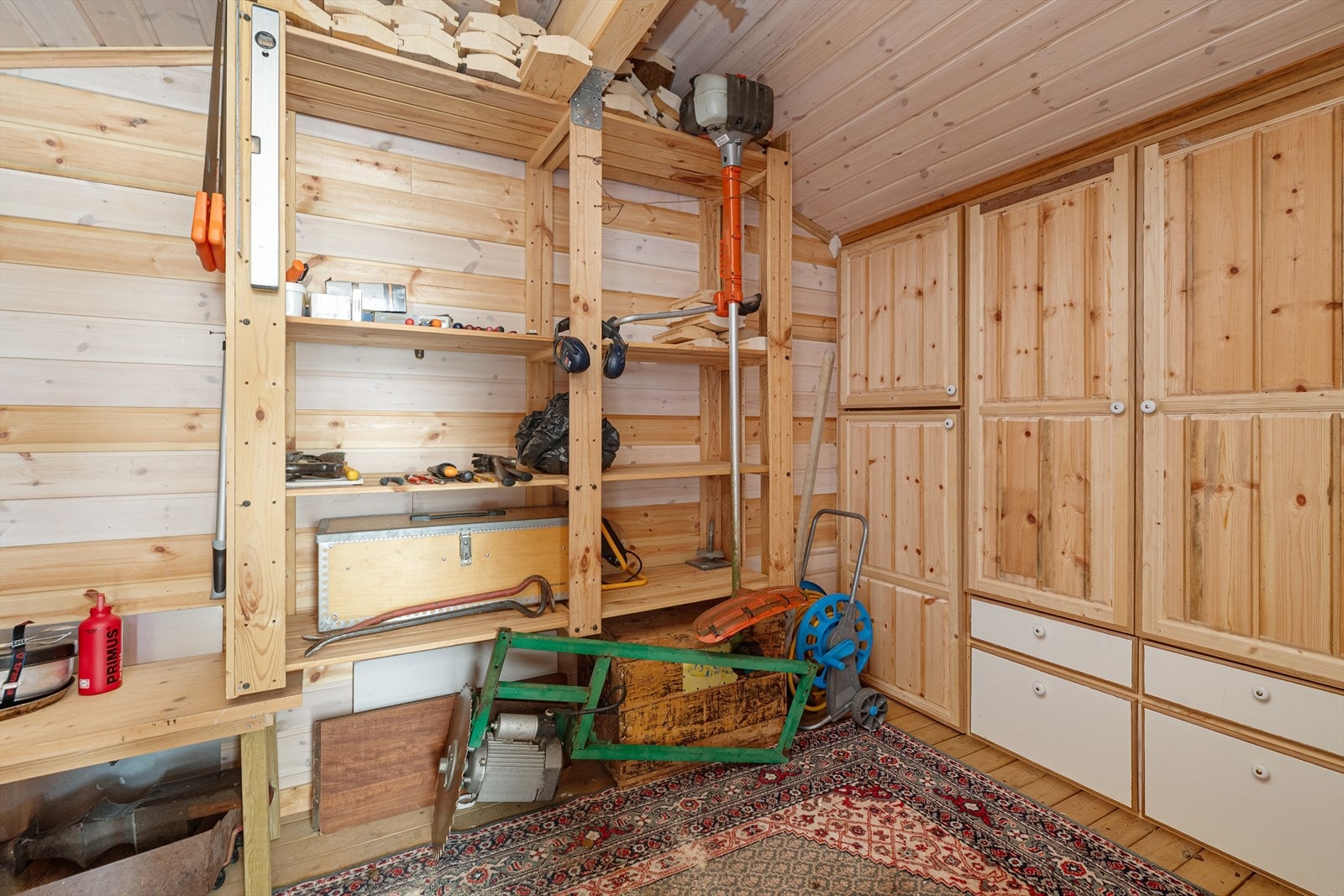 Inntil gårdsplassen er det oppført frittstående uthus med vedbod i 2016. Galleribilde