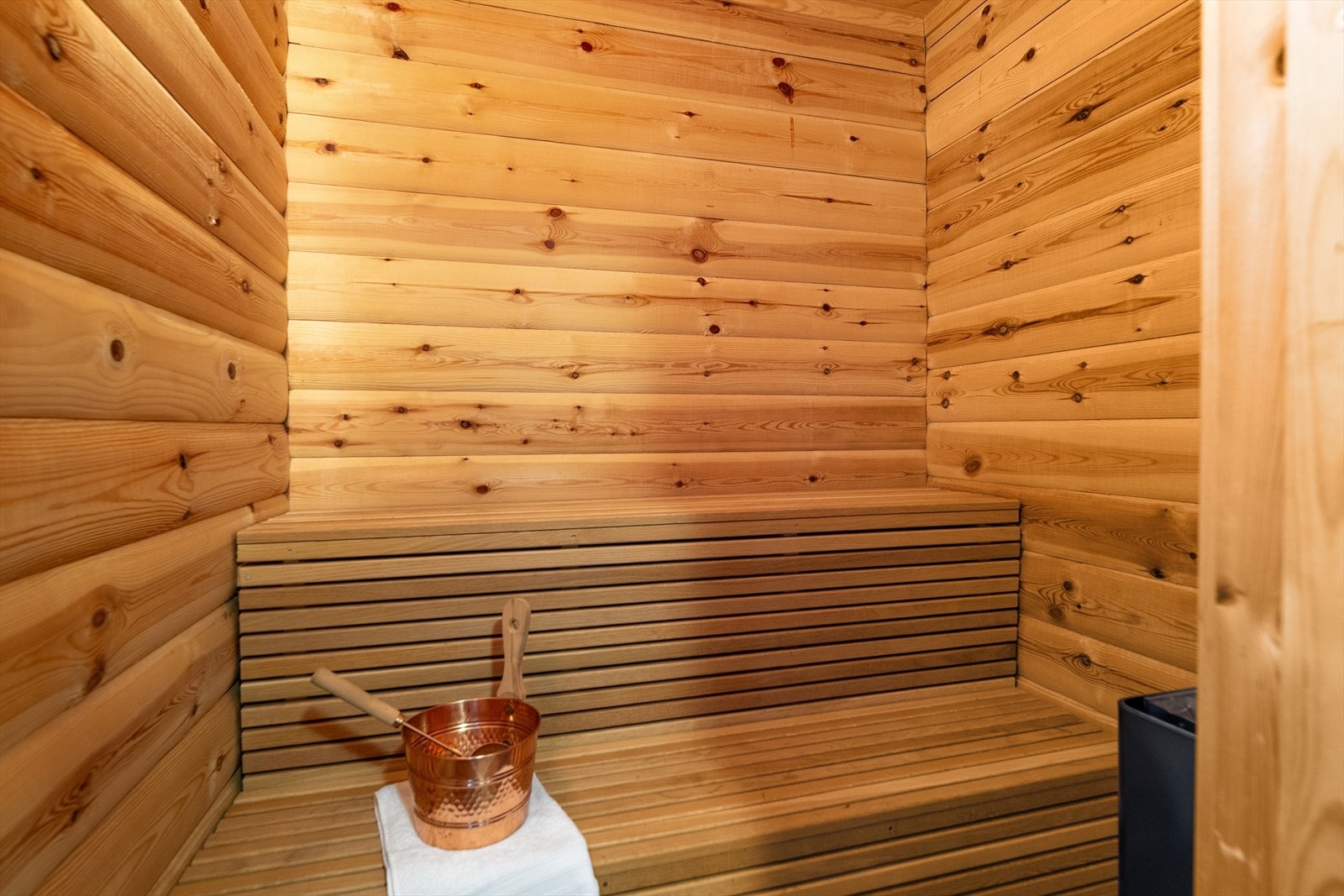 Fra badet er det glassdør inn til badstua, hvor det er badstueovn og trebenk i to høyder. Galleribilde