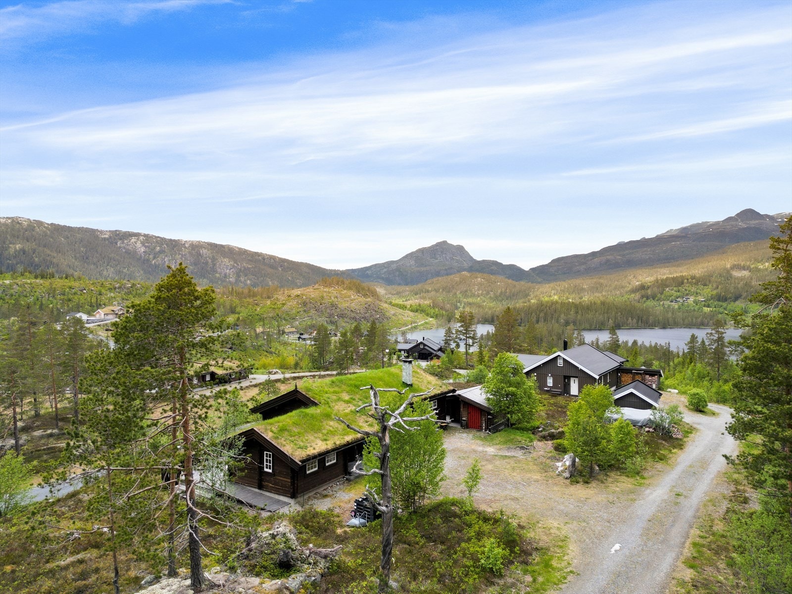 Eiendommen ligger flott til øverst i det rolige hyttefeltet, med gårdsplass og biloppstilling rett ved hytteveggen. Galleribilde