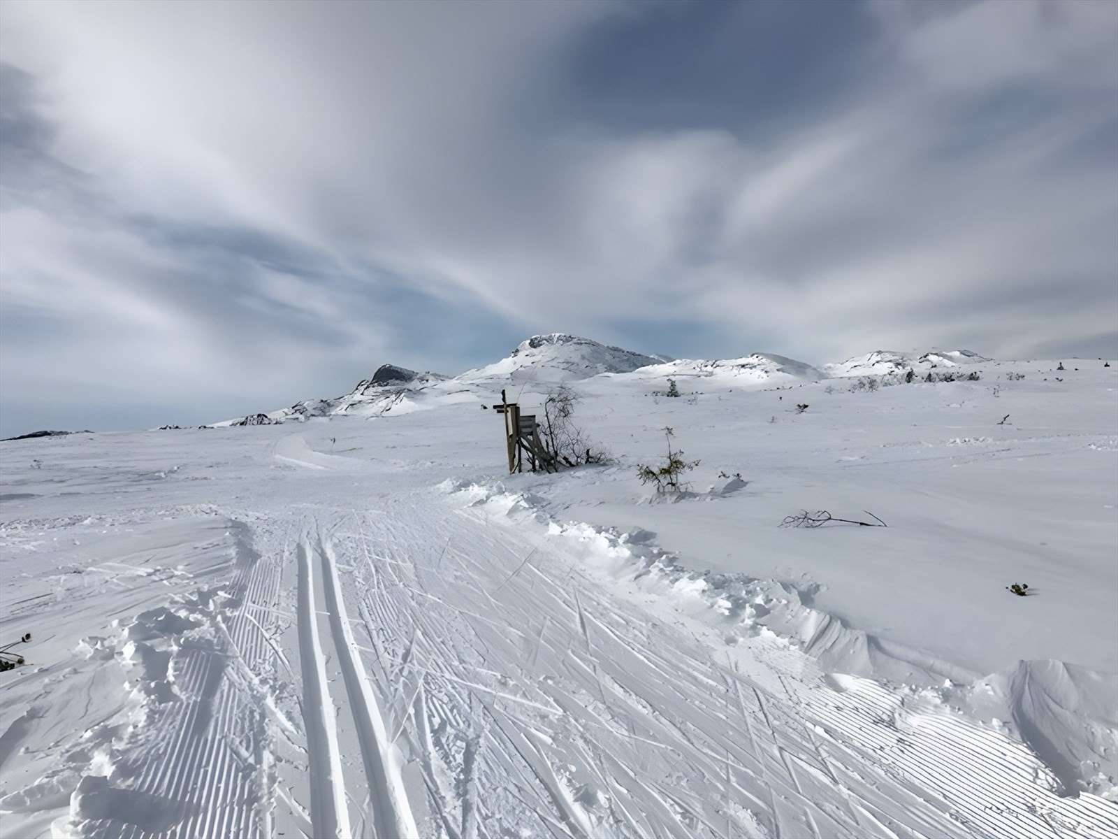 Til fots eller på ski kan man gå både til Gaustakne, Bonsnos og Gaustadtoppen som med sine 1883 m.o.h. blir gjerne blir omtalt som Norges vakreste fjell, der det majestetisk rager over Rukjan. Galleribilde