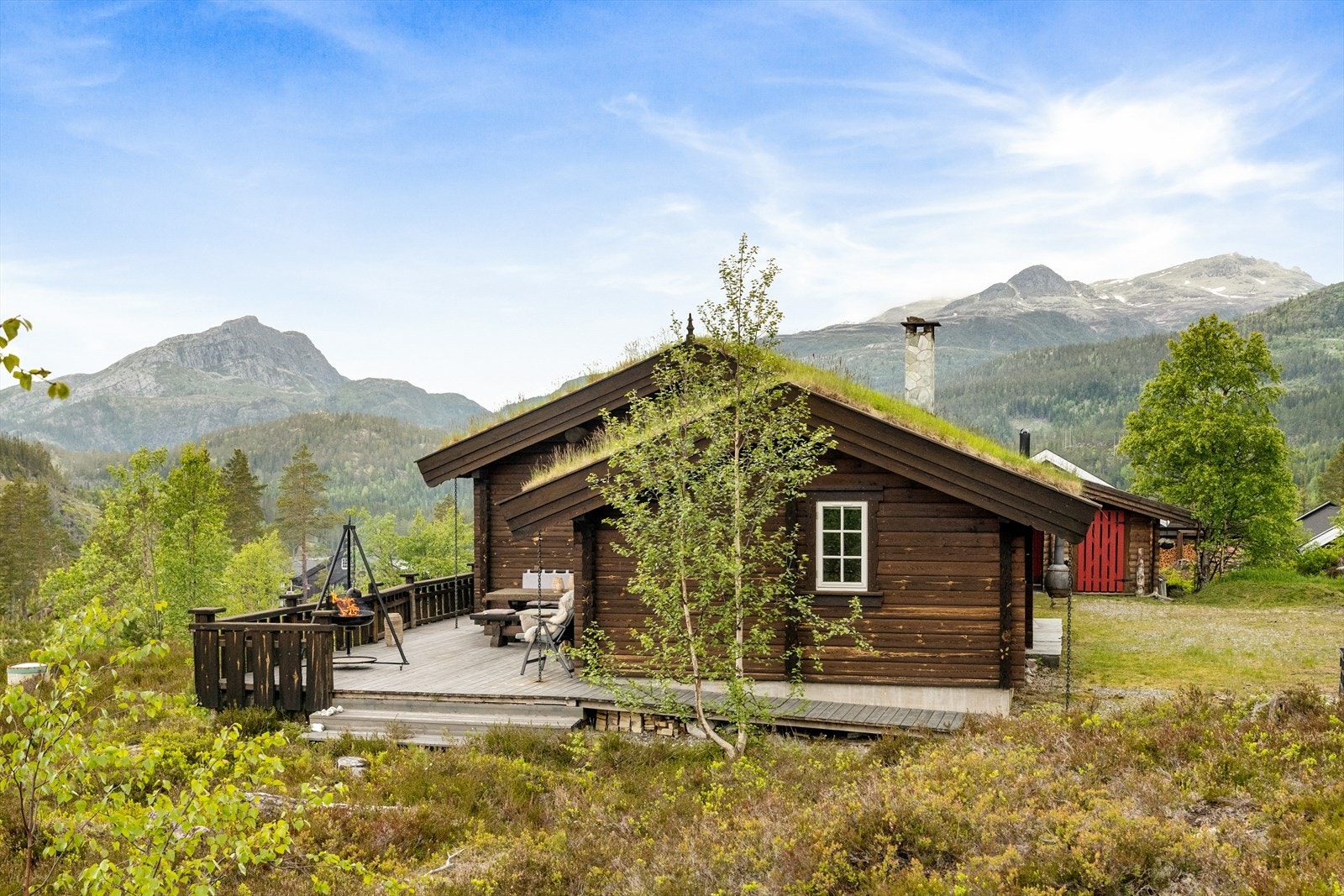 Hytta ligger på en romslig naturtomt med lune og usjenerte uteplasser flere steder rundt hytta som sikrer sol fra tidlig morgen til sen kveld. Galleribilde