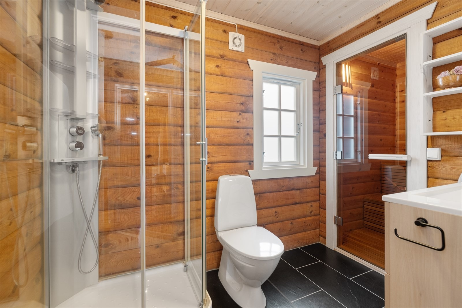 Hytta har bad med tilliggende badstue som kan nytes for ro og restitusjon etter en aktiv dag i fjellet. Galleribilde
