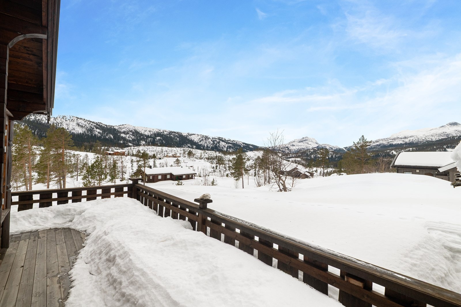 Hytta er omkranset av vakkert naturlandskap med flotte tur- og skiområder, hvor turen kan legges både til topper og i lettere terreng. Galleribilde
