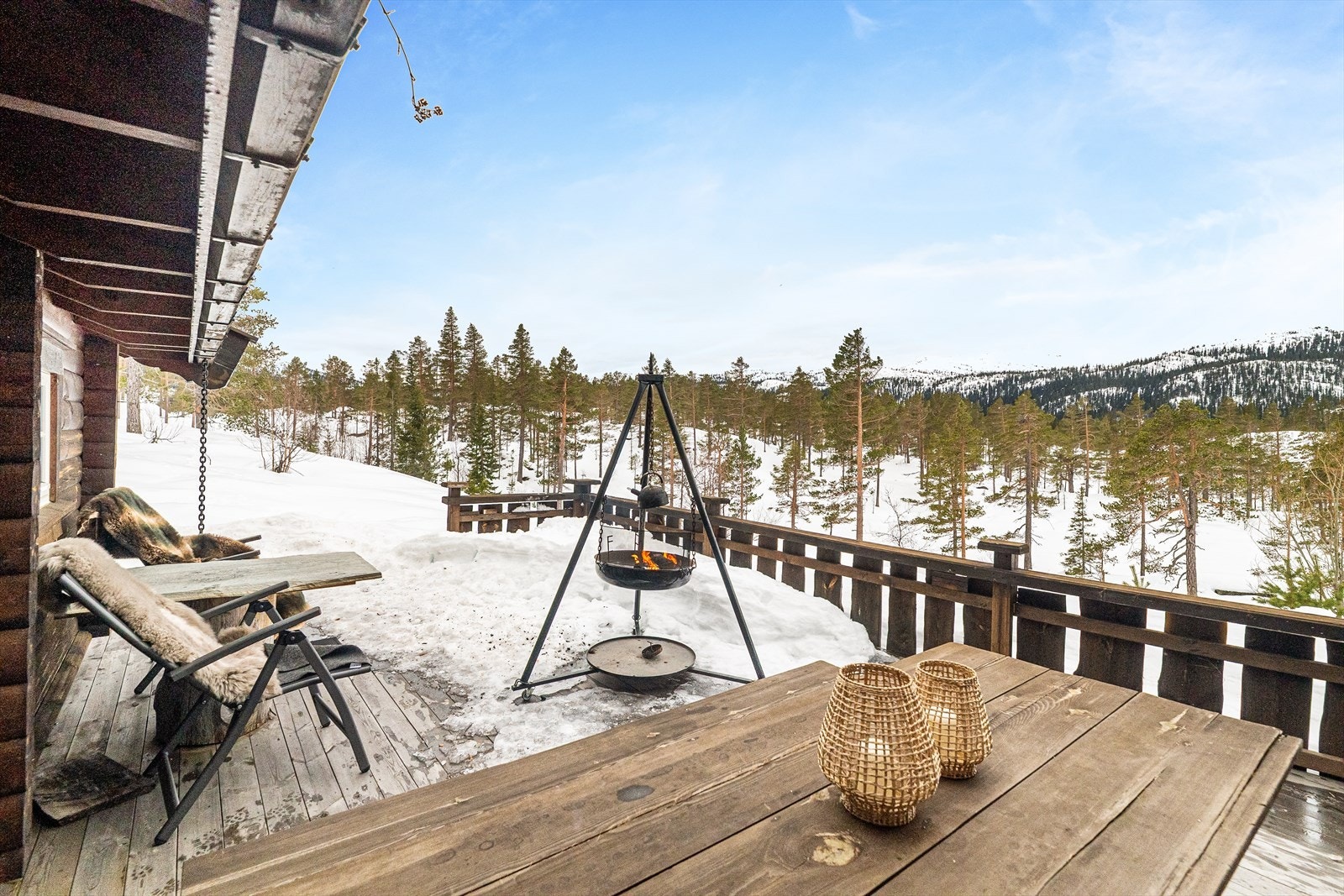 Terrassen byr på nydelig utsikt, hvor familie og venner kan samles etter en aktiv dag i fjellet. Galleribilde