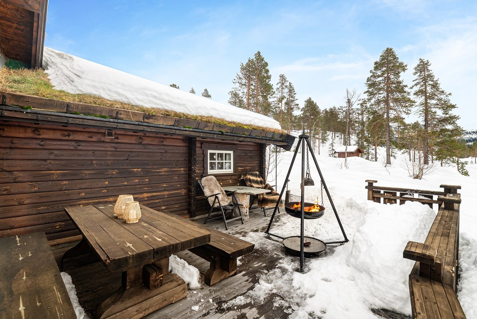 Hytta ligger på en romslig naturtomt med lune og usjenerte uteplasser flere steder rundt hytta som sikrer sol fra tidlig morgen til sen kveld. Galleribilde