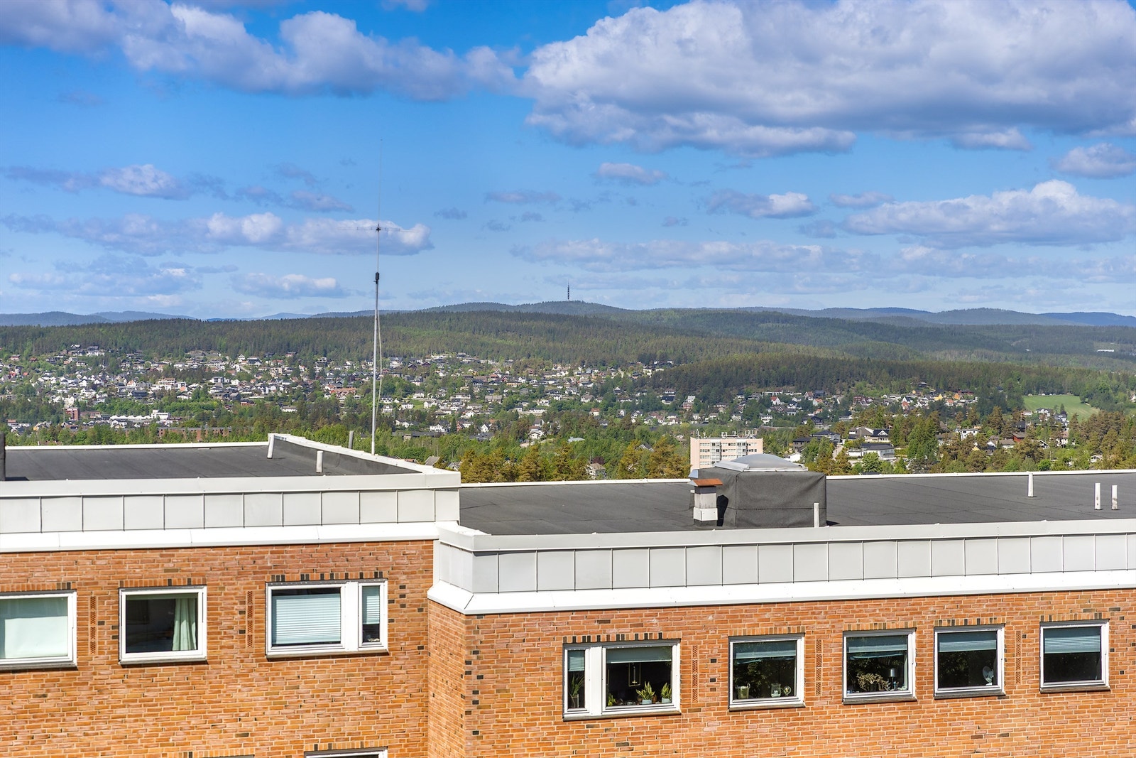 Med bil tar det kun 5-10 minutter til Strømmen Storsenter og Lillestrøm sentrum med alle sine servicetilbud. Galleribilde