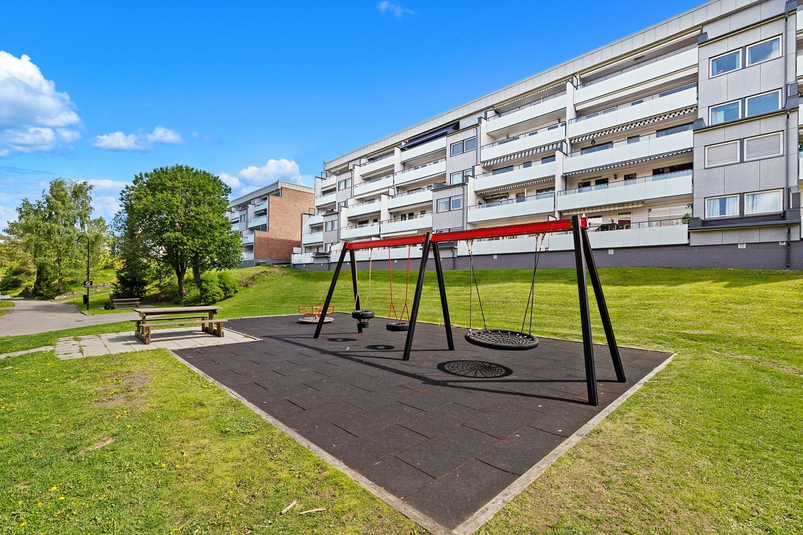 Området er svært barnevennlig med lekeplasser og trygge uteområder rett utenfor døren. Galleribilde