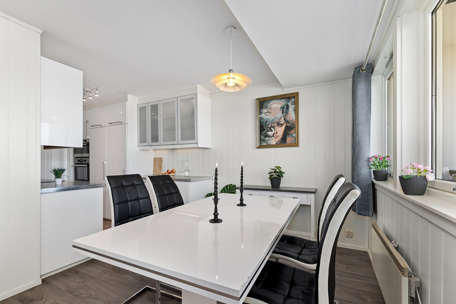Kjøkkeninnredning fra 2014/15 med fronter i høyglans og god skapplass. Galleribilde