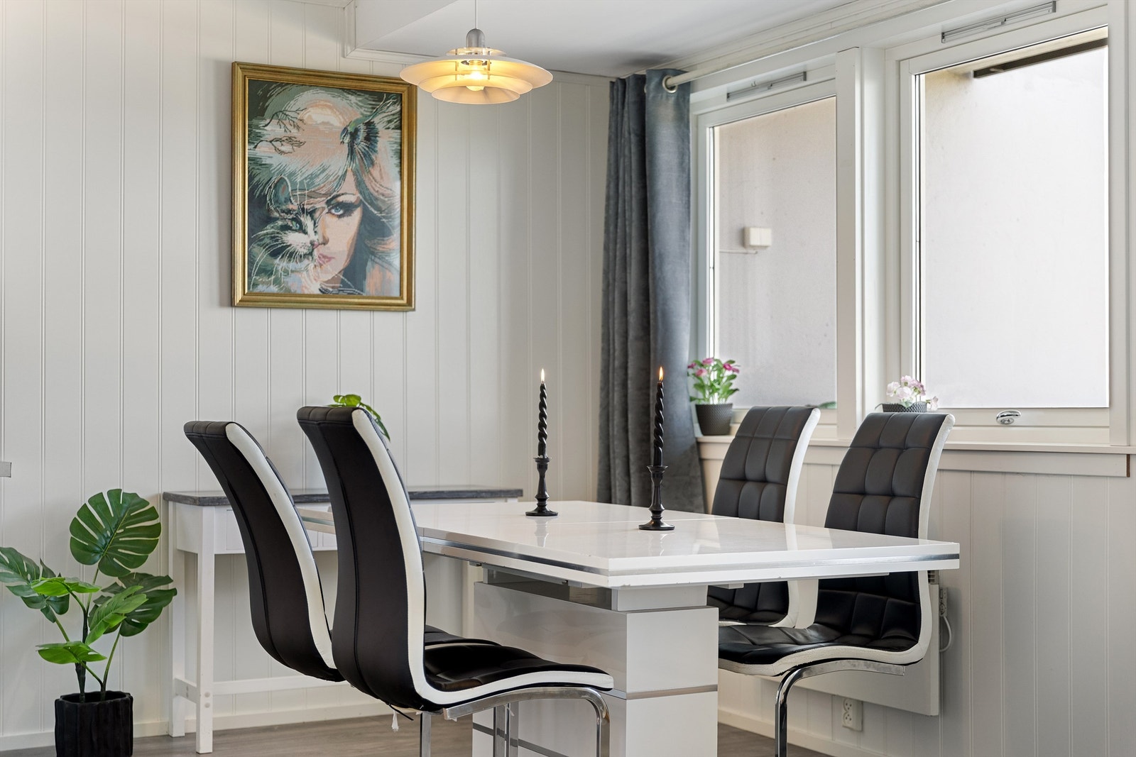 Spiseplassen har godt med dagslys fra vinduer med 3-lags glass, skiftet i 2021. Galleribilde