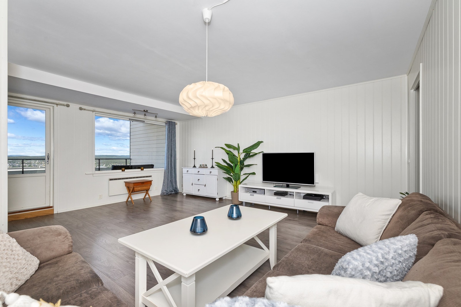 Stuen er romslig med plass til en stor sofagruppe. Galleribilde