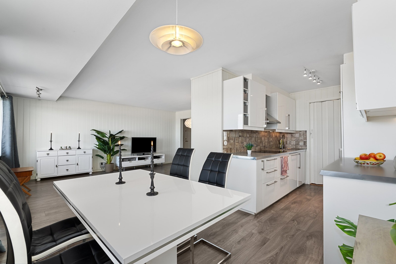 En gjennomgående 5-roms leilighet med en praktisk planløsning og kjøkkeninnredning fra 2014/15.
Foto: Jørgen Sørebø Galleribilde