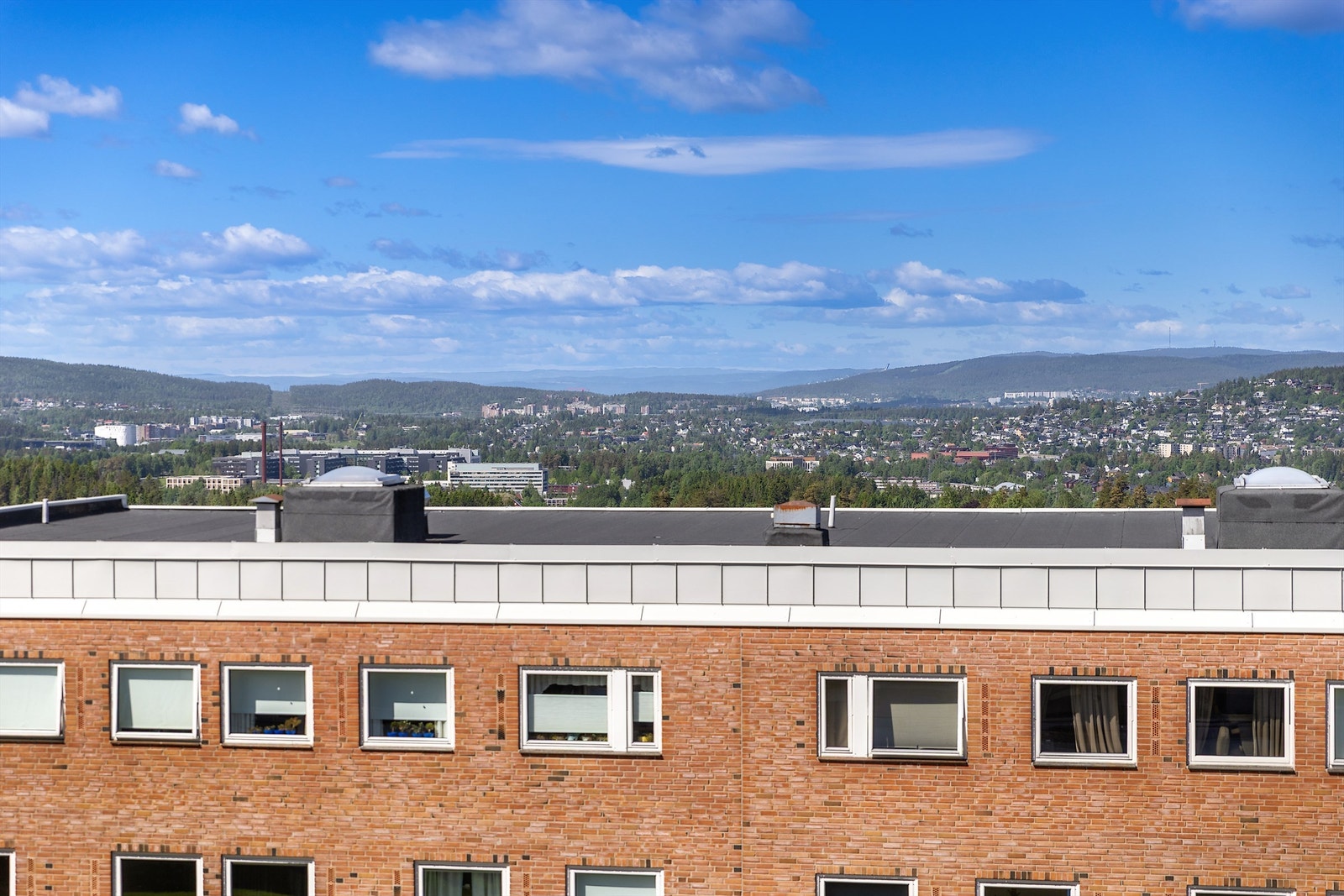 Fra busstoppet like ved går det hyppige avganger til Lillestrøm (ca. 12 min) og Oslo (ca. 35 min). Galleribilde