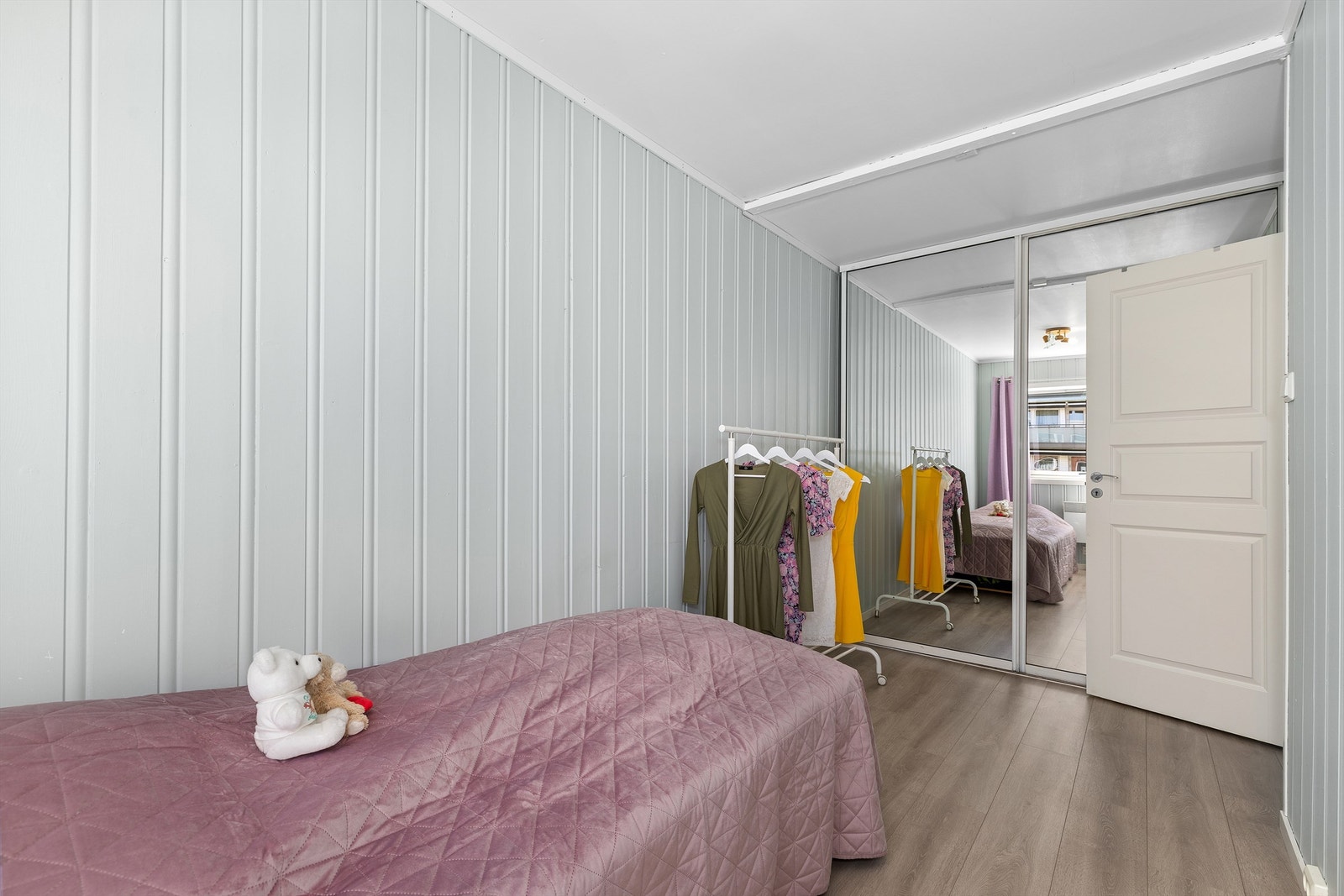 Dette soverommet er utstyrt med en praktisk skyvedørsgarderobe. Galleribilde