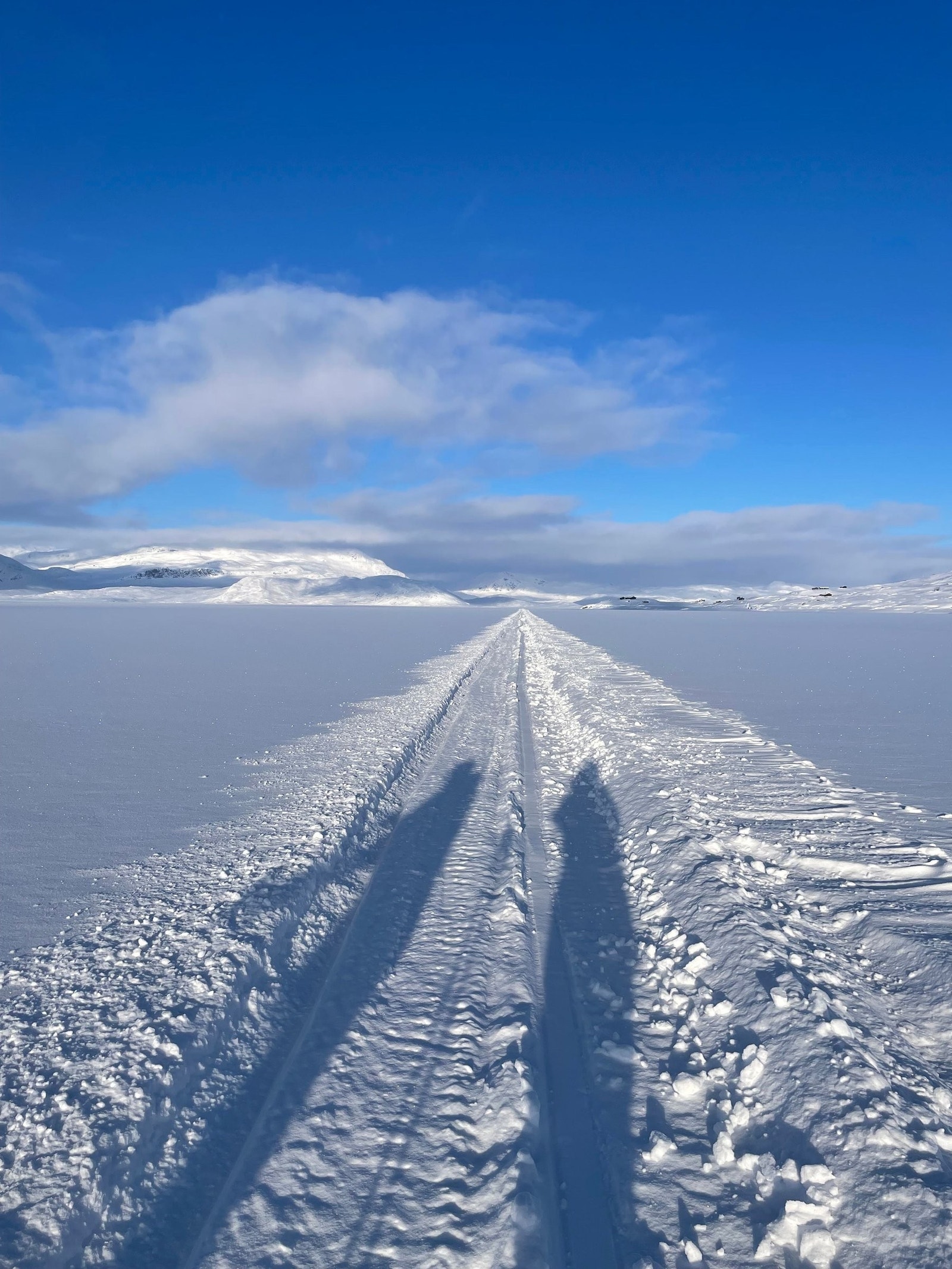 På ski over vannet til Tyinholmen Galleribilde
