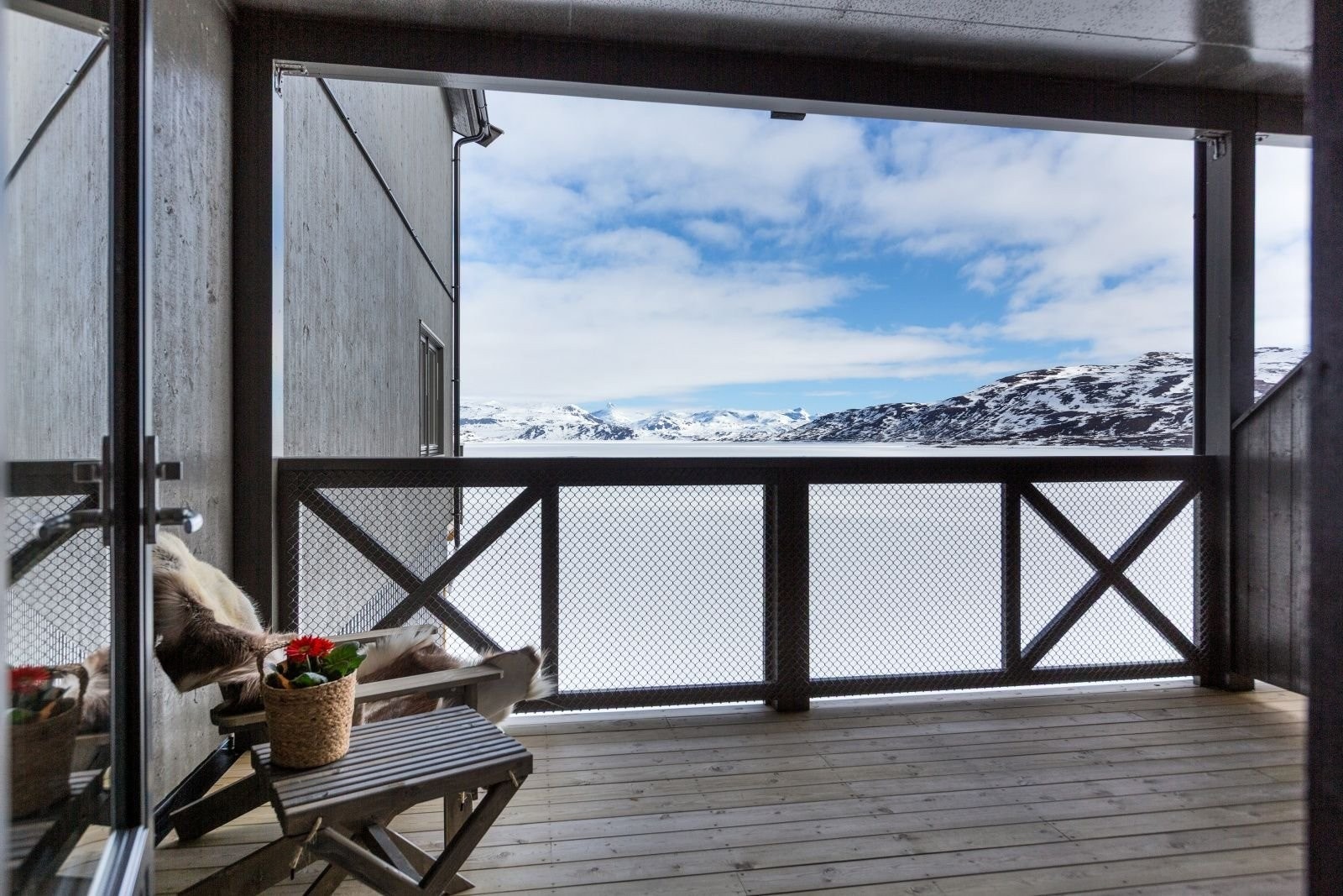 Terrasse mot nord, tilbaketrukket og godt i le for vestavind, men med en fantastisk utsikt mot høye fjell i Jotunheimen Galleribilde