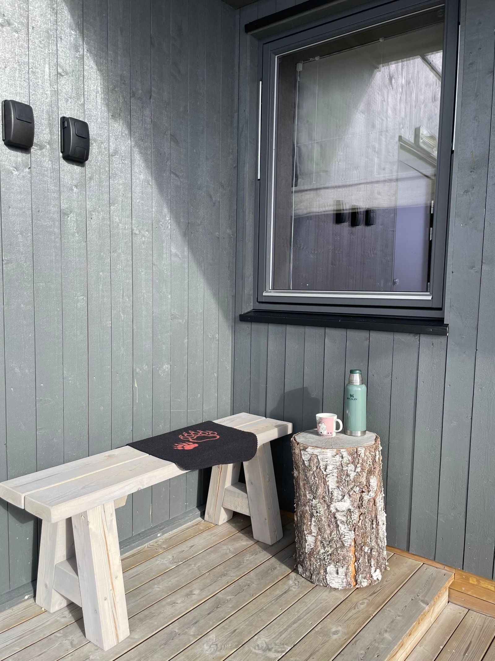 Kaffekrok fra tidlig morgen godt i le for vestavind Galleribilde