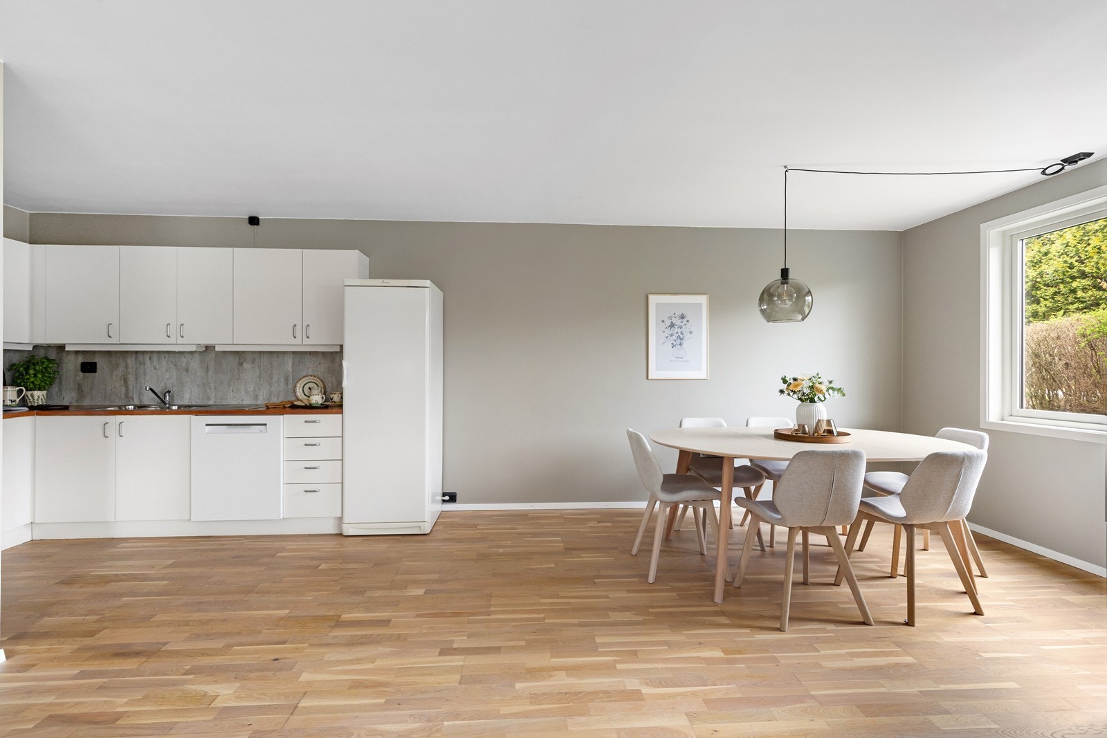Planløsningen er optimal, da man har rikelig med plass til både spisebord og sofagruppe. Galleribilde