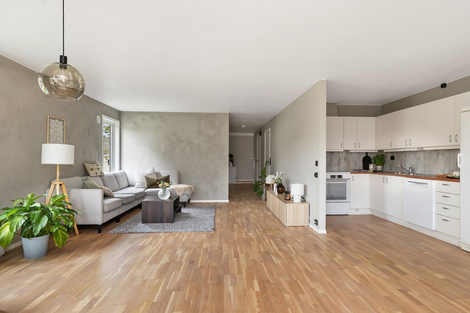 Mulighet for å etablere et tredje soverom i deler av stuen, der sofagruppen er plassert i dag. Galleribilde
