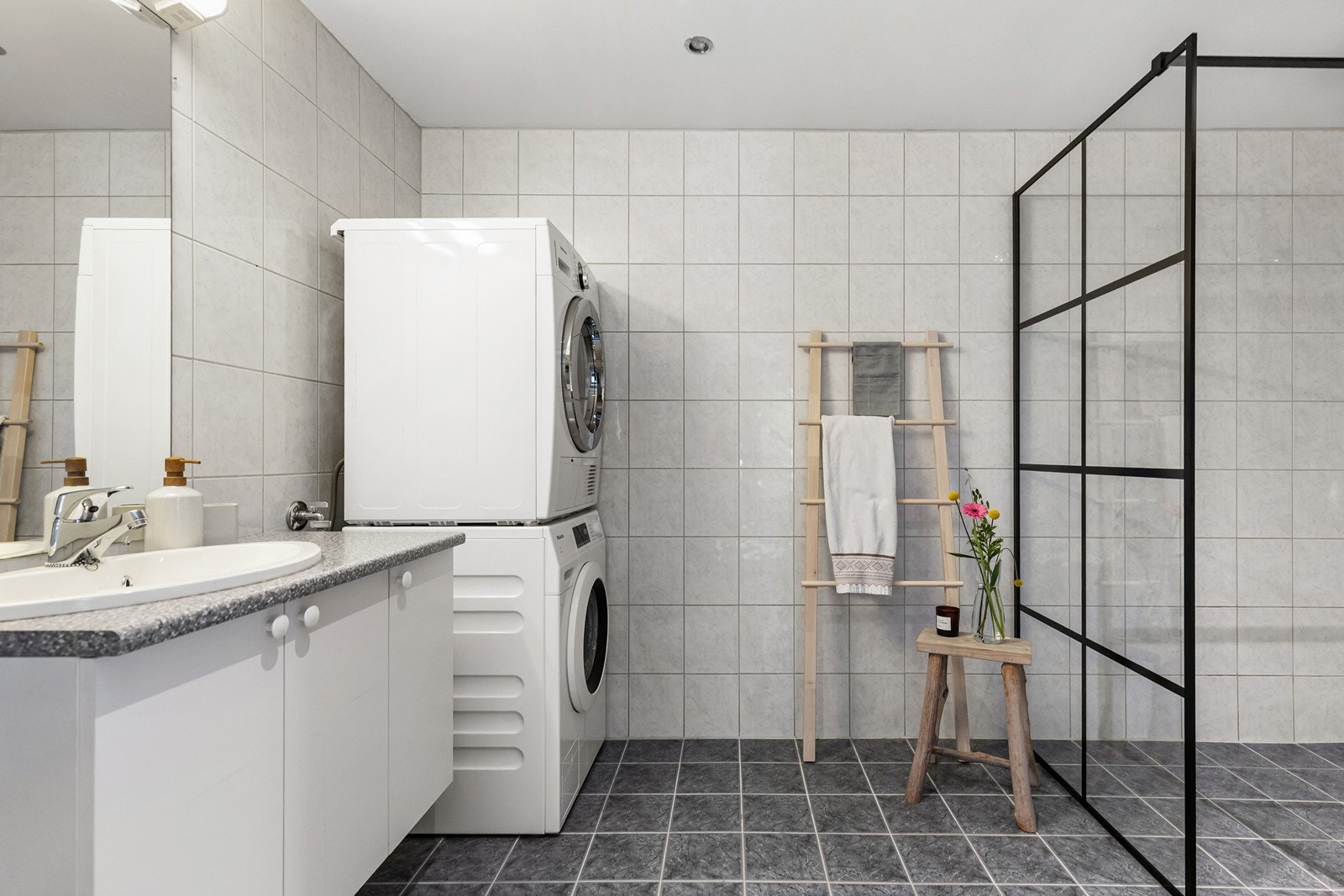 Opplegg til vaskemaskin og tørketrommel på badet. Galleribilde
