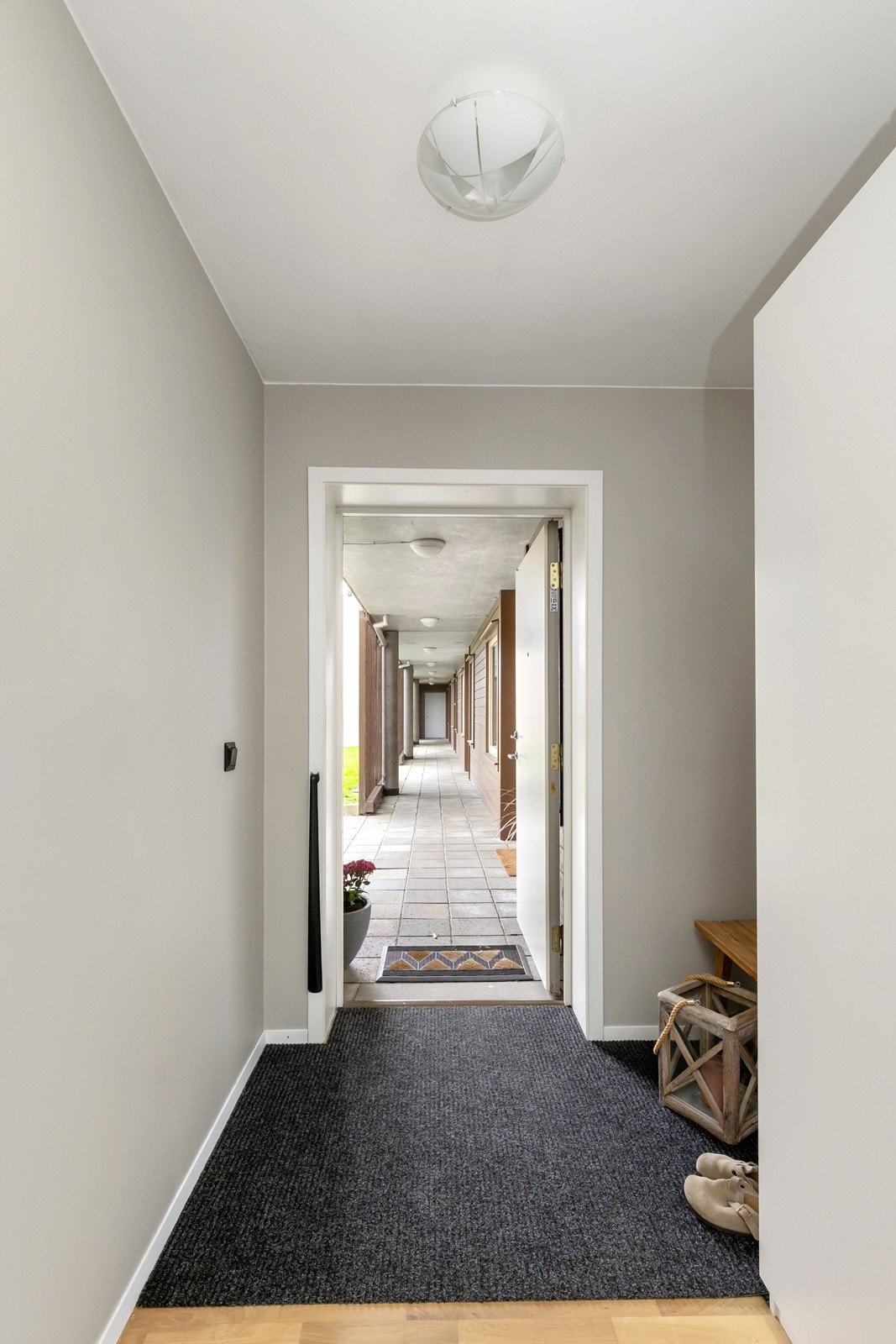 Entré med god plass til oppbevaring og oppheng av yttertøy. Galleribilde