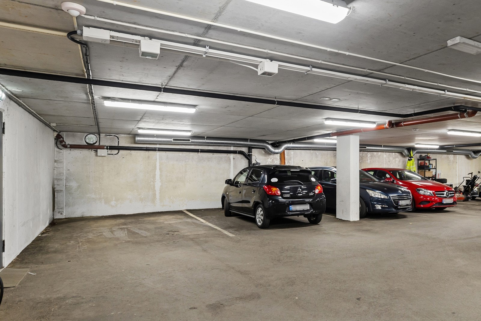 Fast parkeringsplass i lukket anlegg. Galleribilde
