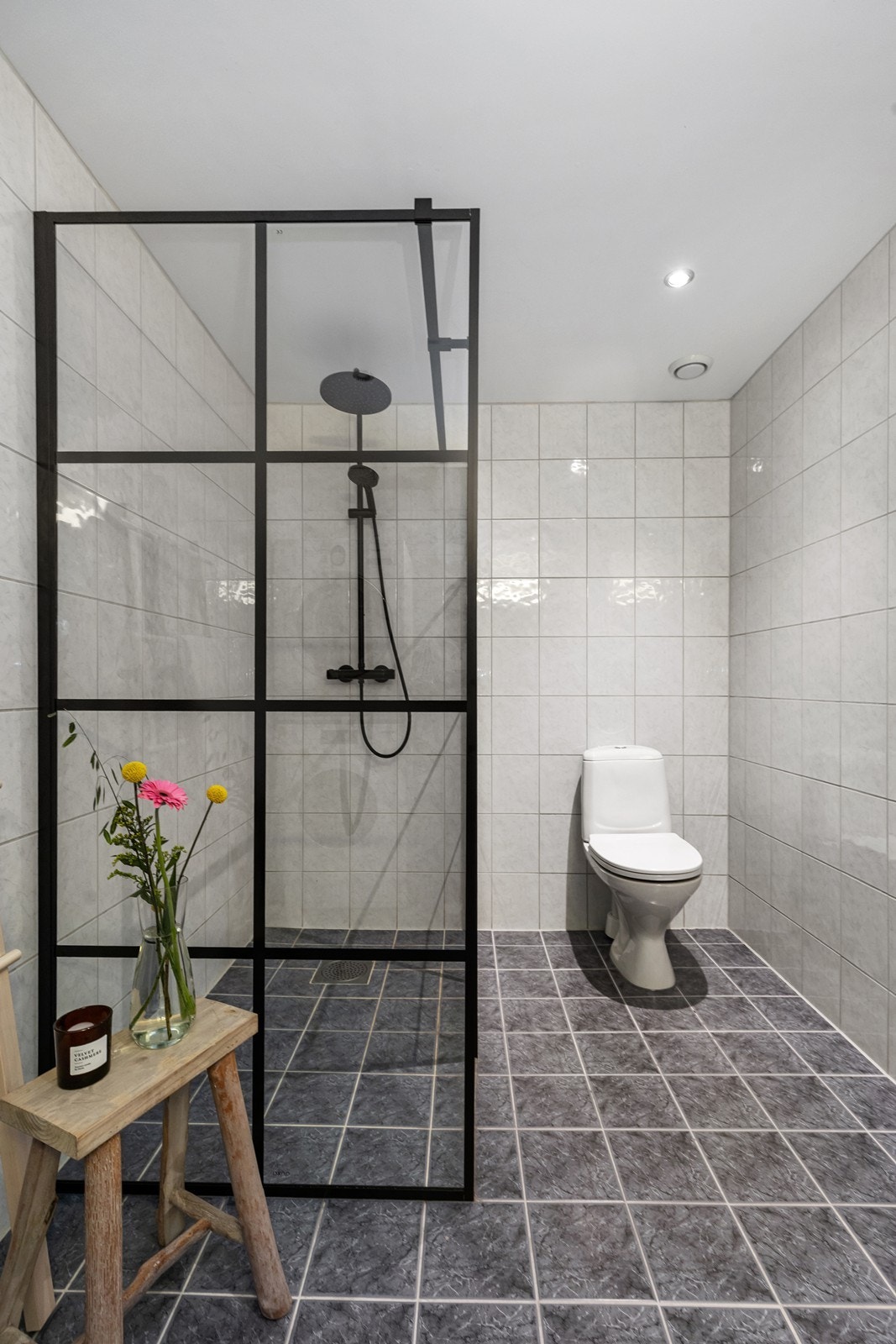 Badet er oppgradert med nye dusjvegger og tidsriktig dusjarmatur. Galleribilde