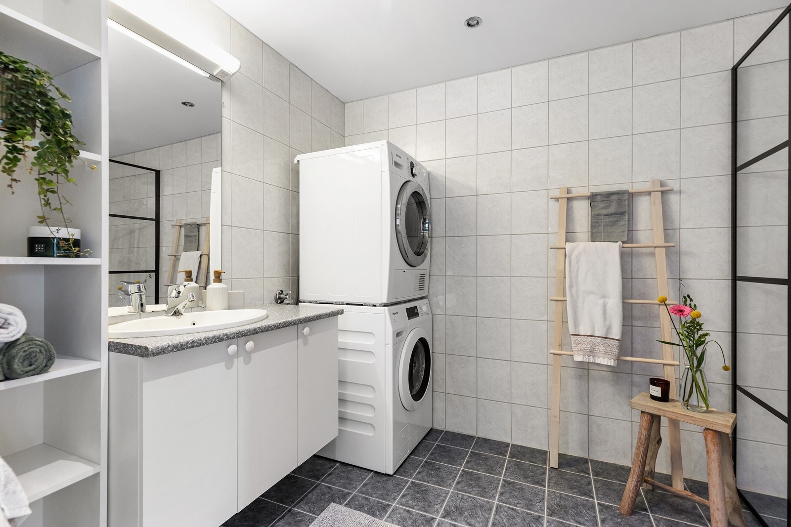 God størrelse på badet som har fliser på gulv og vegg. Galleribilde