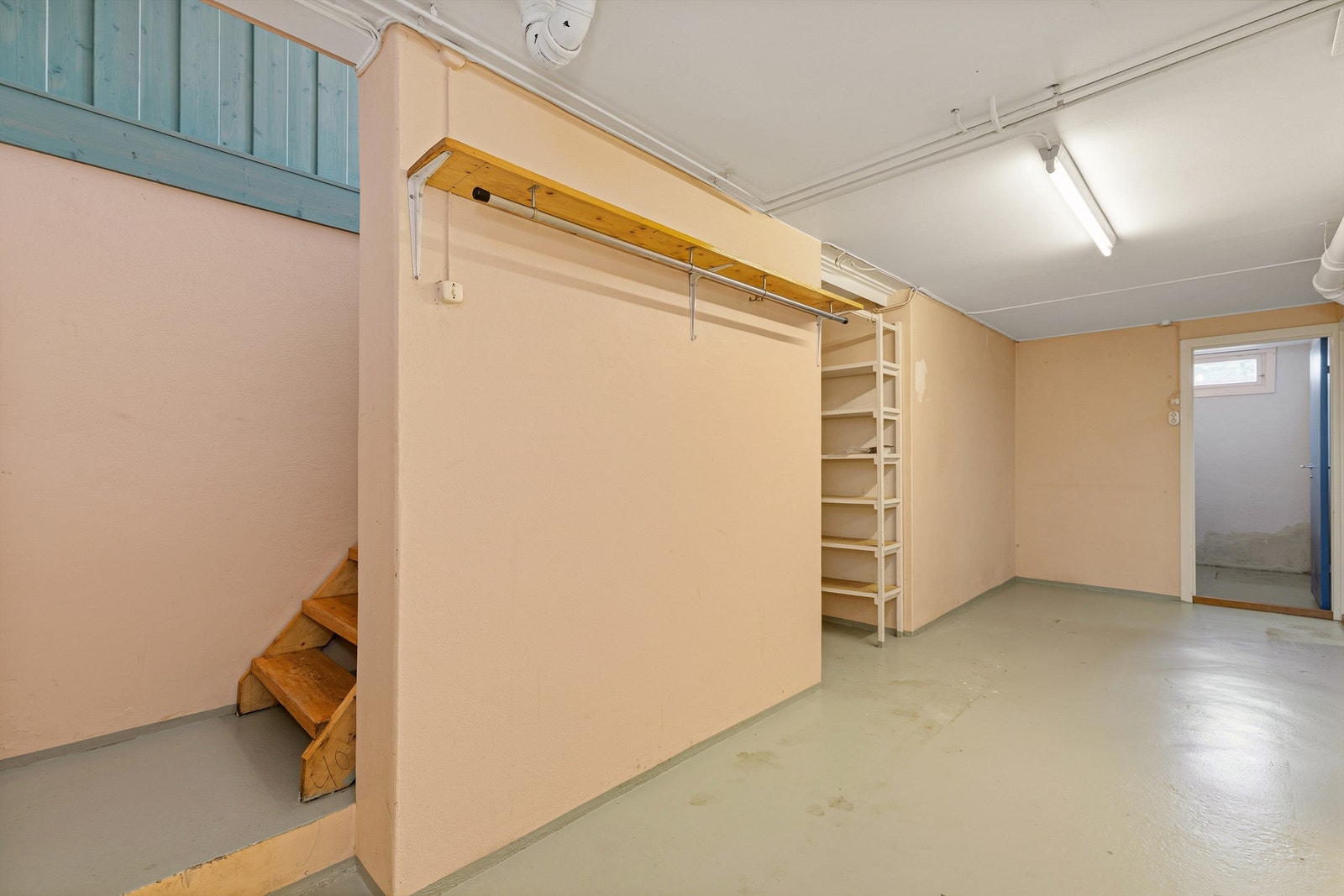 Trappegang i kjeller med adkomst til matbod, vaskerom, bodrom og utgravet kjellerrom. Galleribilde