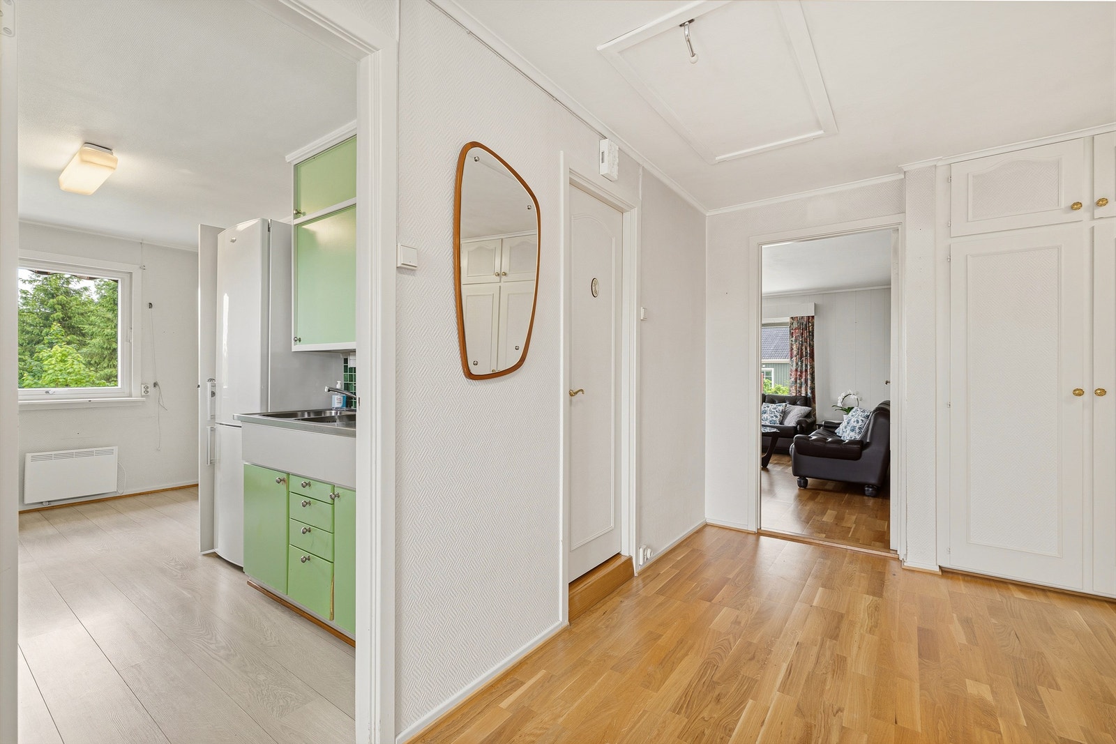I gangen er det også luke til loftet som kan brukes til noe lagring på kaldtloft Galleribilde