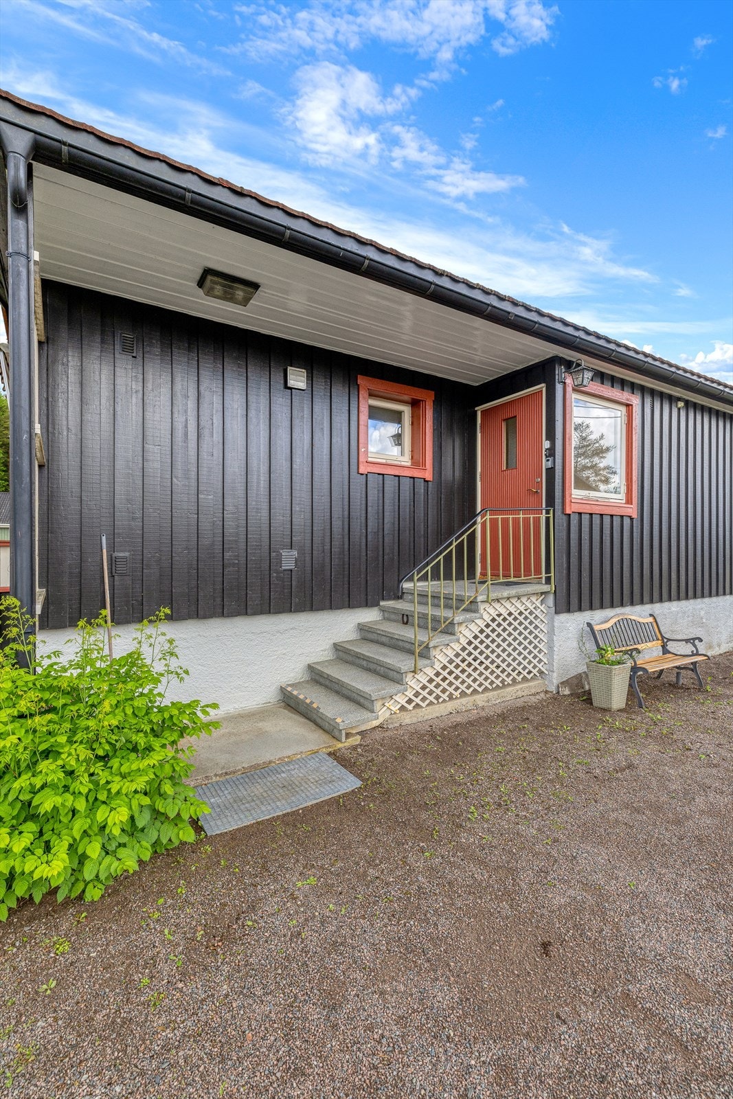 Trapp opp til inngangsdøren, fint med innkravet inngang slik at den ligger litt skjermet for nedbør Galleribilde