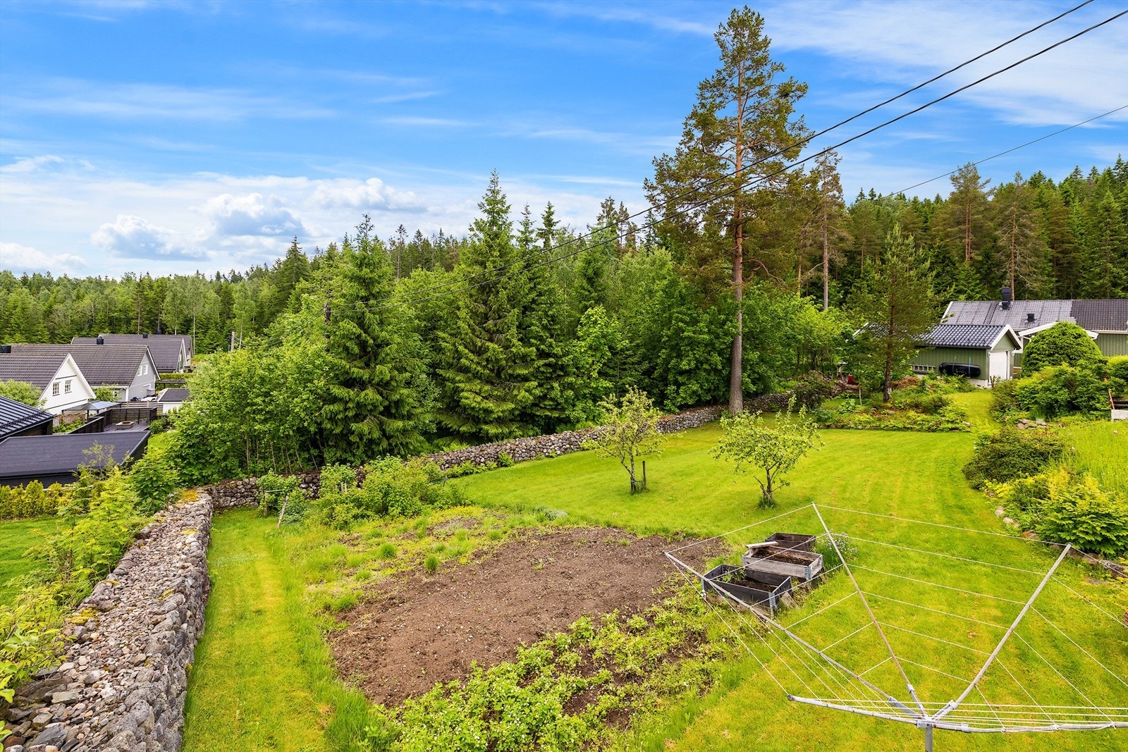 Eiendommen grenser til skogen som i kommuneplanen er LNFR område(landbruk, natur og fritid...) Galleribilde