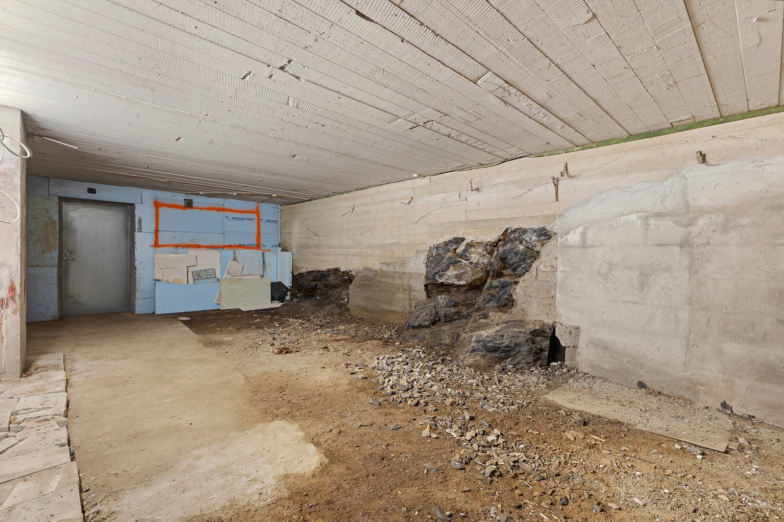 Uferdig rom i kjeller. NB! Rommet står som ikke utgravet på byggemeldte tegninger. Fjell i dagen vil også gi noe fukttransport langs fjellet til rommet. Galleribilde