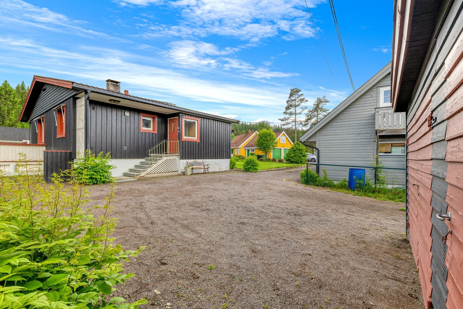 Gårdsplassen har fin plass til parkering av flere biler Galleribilde