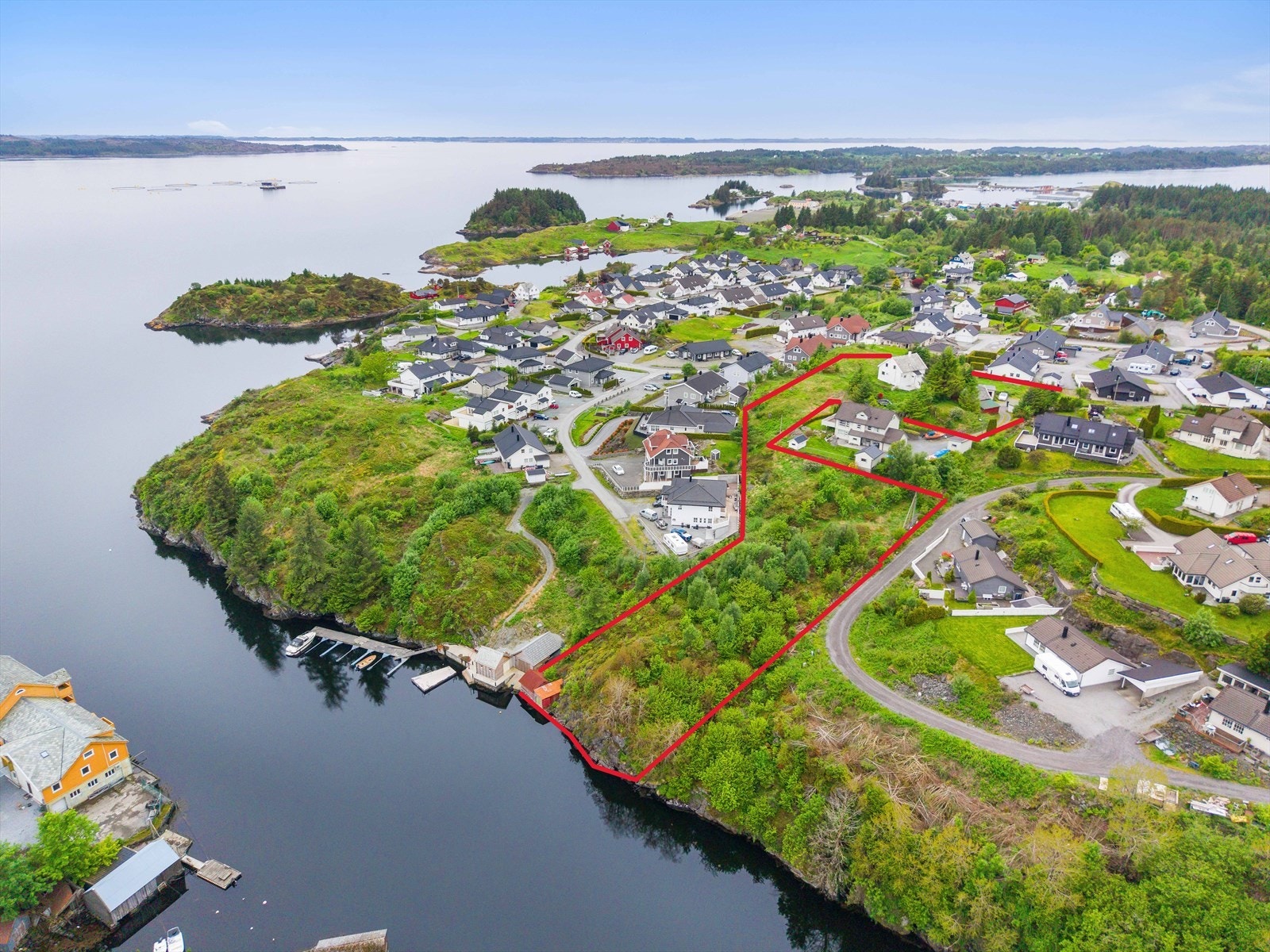 Eiendommen har en flott beliggenhet på Manger! (Markering viser omtrentlige grenser. Avvik vil forekomme.) Galleribilde