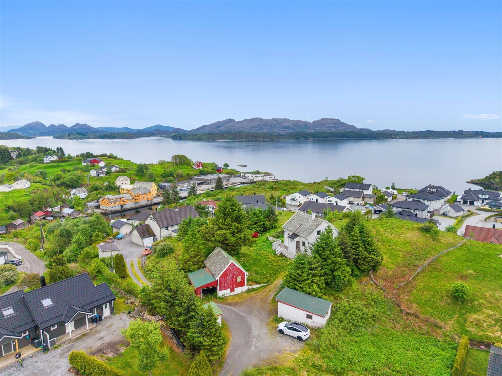 Tomten er på over 8 mål og strekker seg hele veien ned til Mangersvågen. Galleribilde