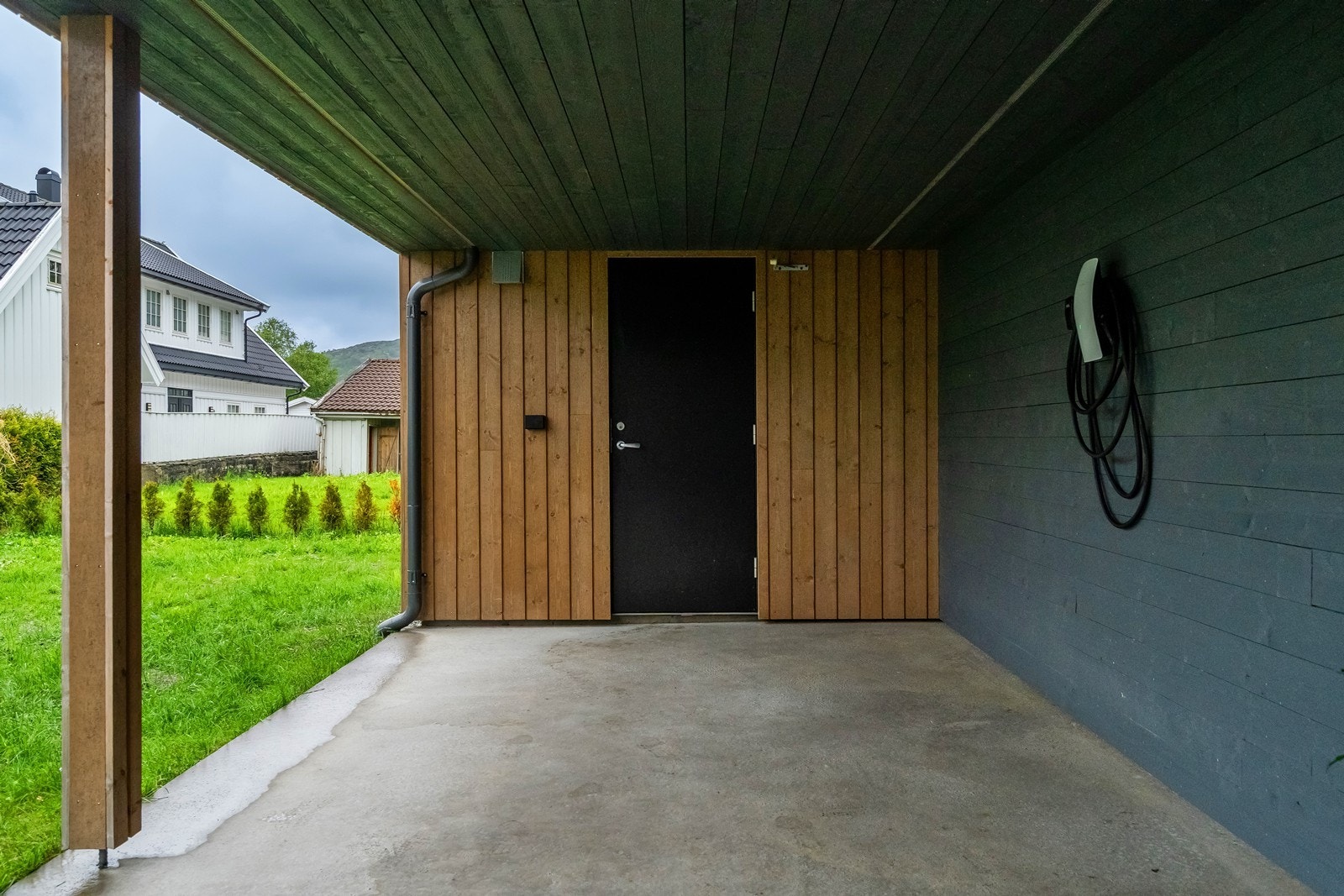 Bilen parkeres enkelt i carport hvor du også har elbillader, samt tilkomst til en praktisk sportsbod. Galleribilde