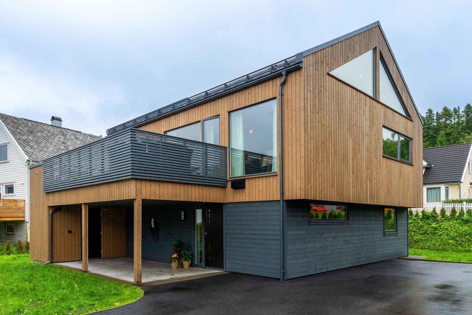 Boligen ble ferdigstilt i 2024, er topp moderne med balansert ventilasjon og gjennomgående høy standard på innredning og utstyr. Galleribilde