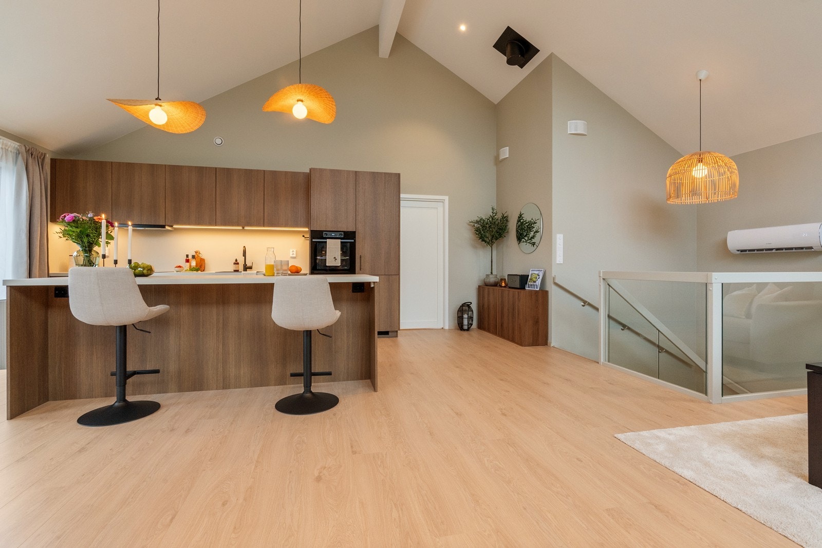 Stilrent og moderne kjøkken utført med slette fronter og benkeplate av laminat med nedfelt vask. Galleribilde