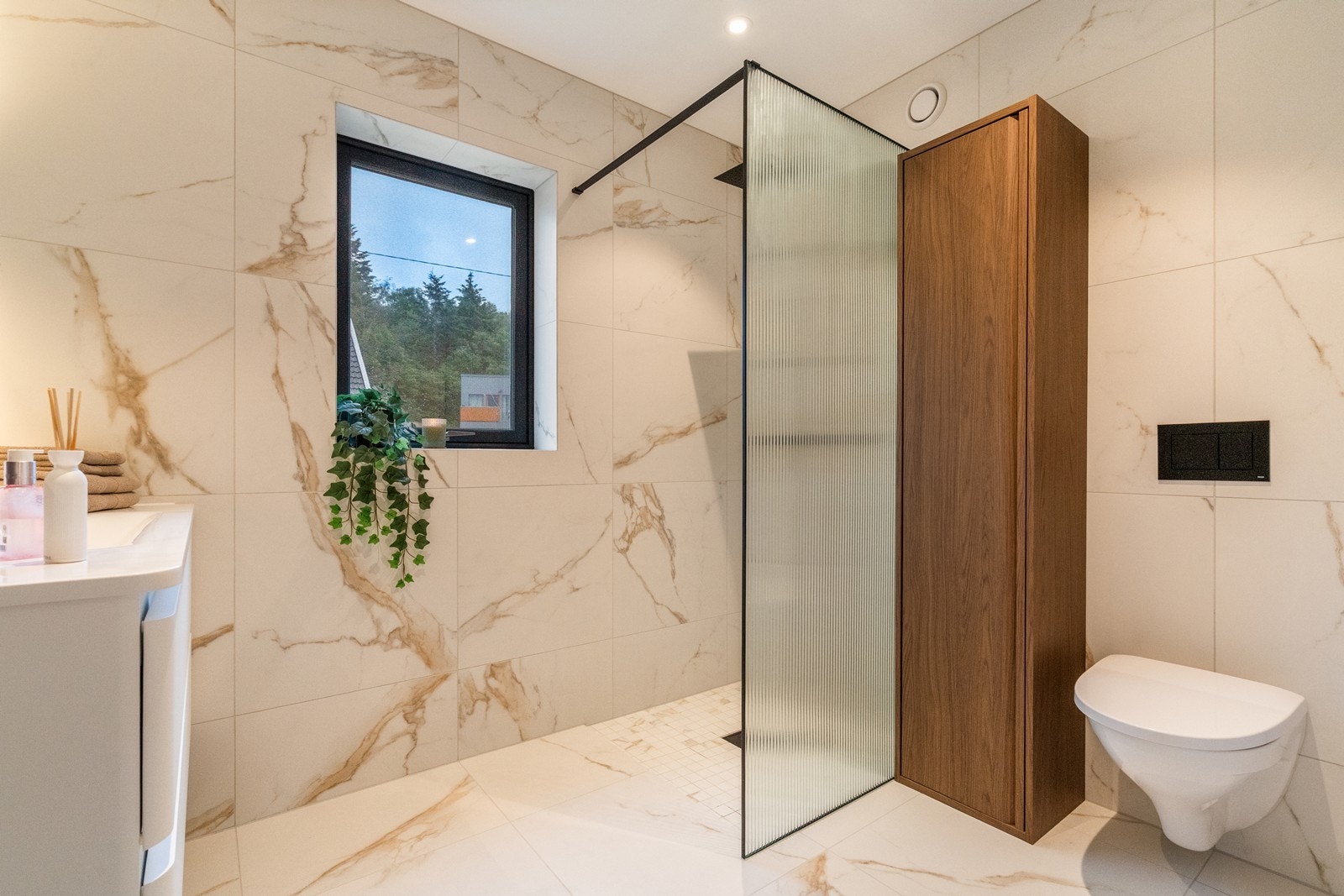 Badet er lekkert utført med fliser på gulv - og veggflater, og har varmekabler i gulv. Galleribilde