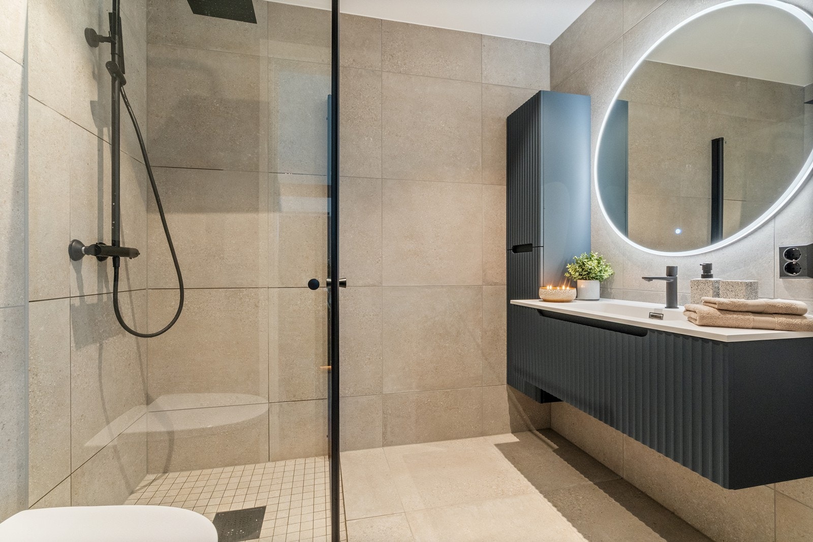 Badet er moderne og utført med tidløse fliser på gulv - og veggflater, samt varmekabler i gulv. Galleribilde