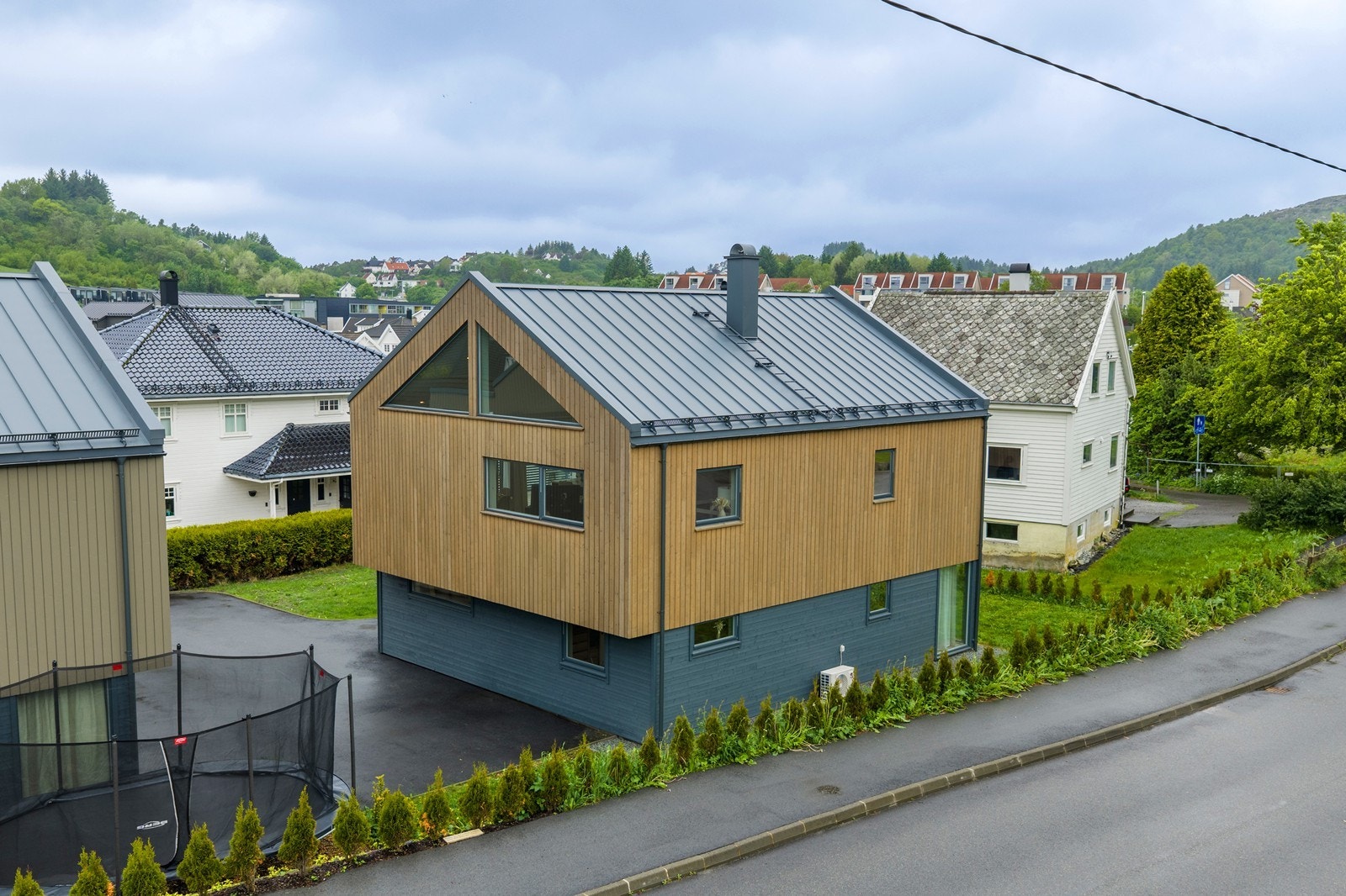 Det er gangavstand til skole, barnehage og dagligvarebutikk. Galleribilde