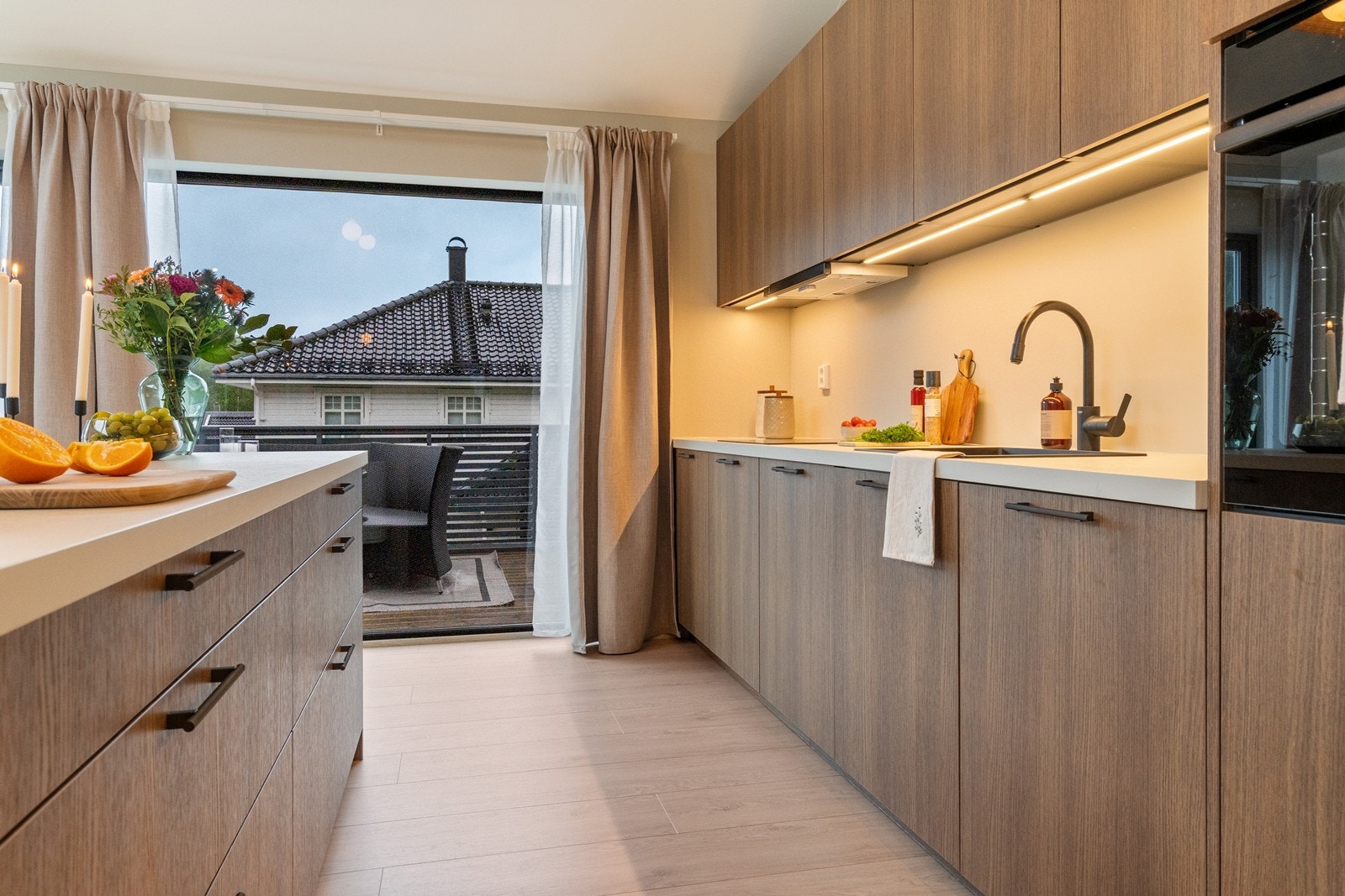 Kjøkkenet er velutstyrt med integrerte hvitevarer som kjøl/fryseskap, oppvaskmaskin, platetopp og stekeovn (disse medfølger handelen). Galleribilde