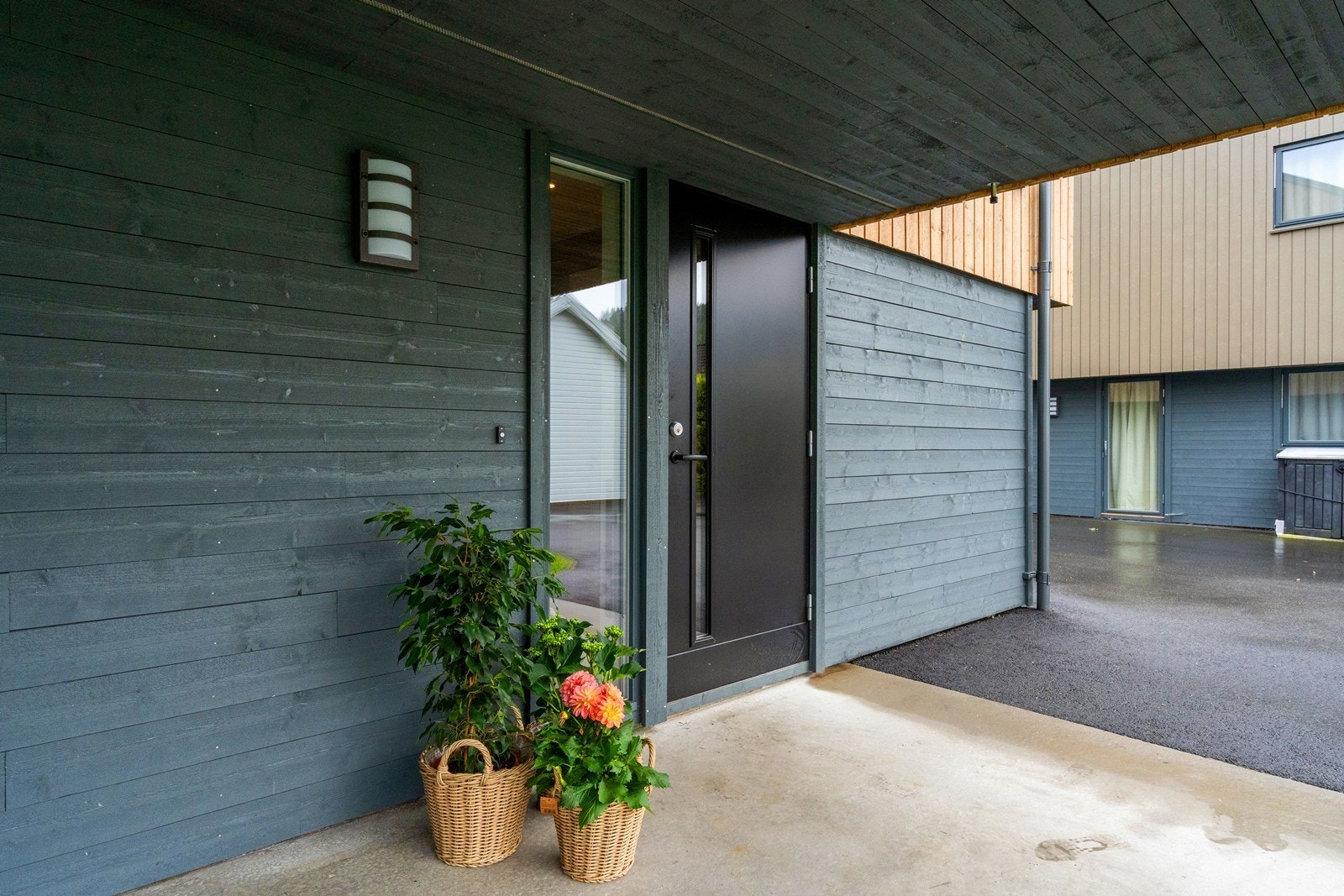 Inngangspartiet er overbygget og har et innbydende, flott preg - Velkommen inn! Galleribilde