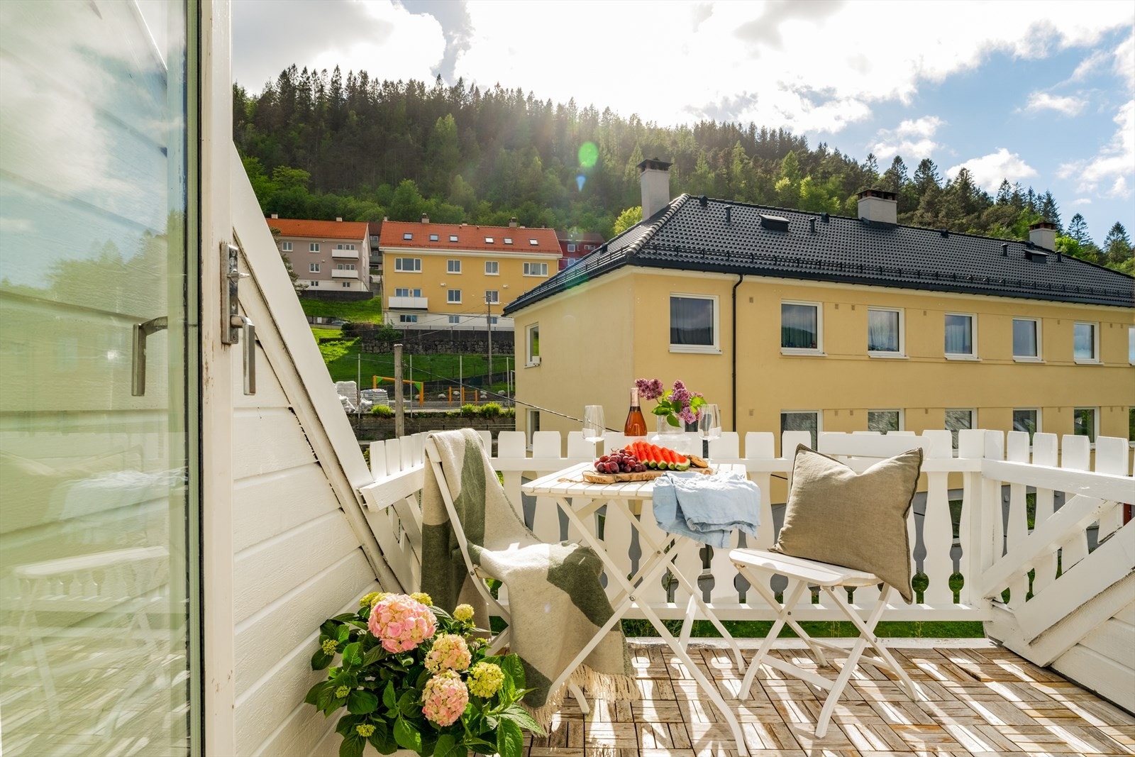 Her kan man nyte rolige morgener med en kopp kaffe eller lange sommerkvelder i gode omgivelser. Galleribilde