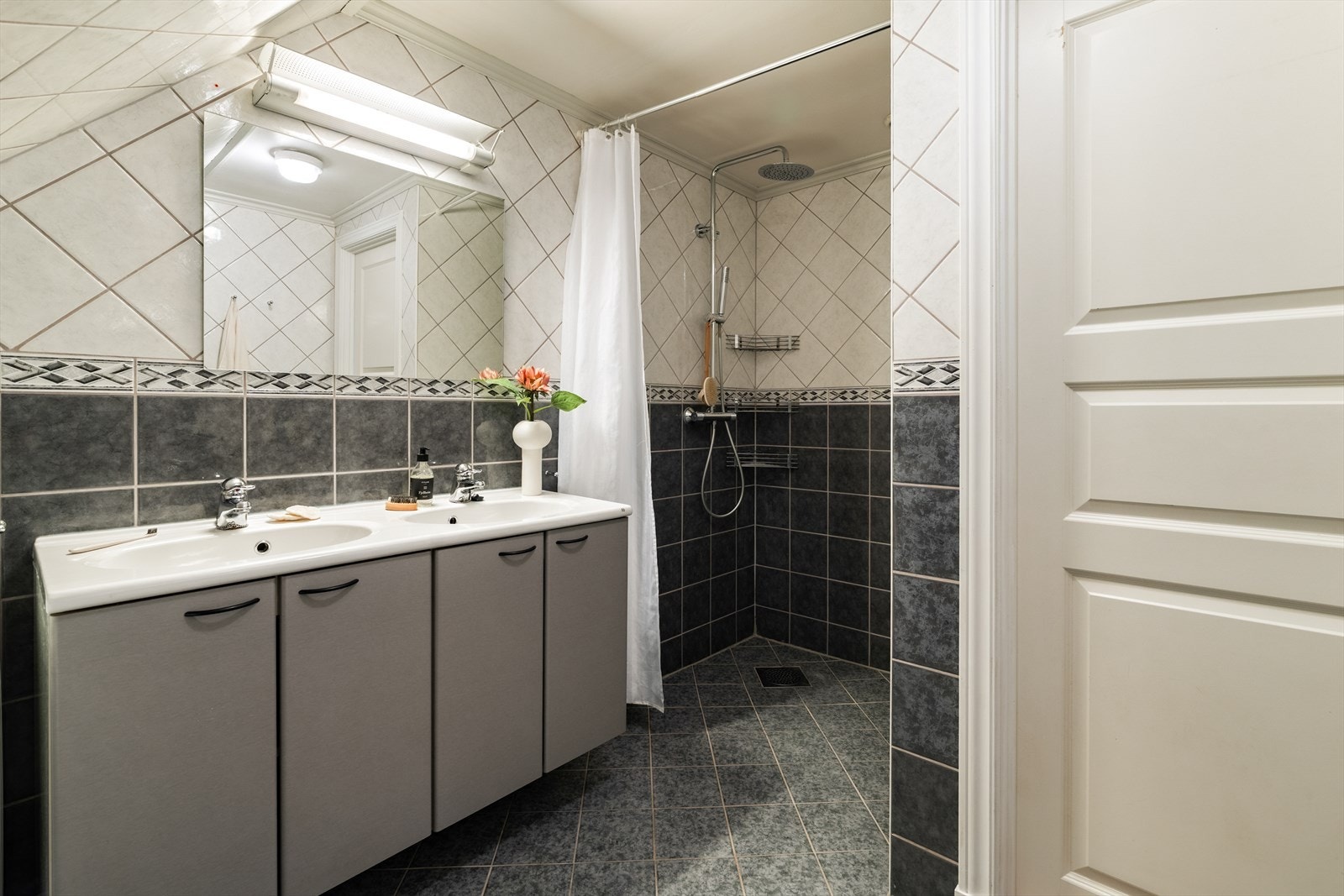 Badet er innredet med dobbel servantløsning med to nedfelte servanter, toalett samt opplegg for vaskemaskin. Galleribilde