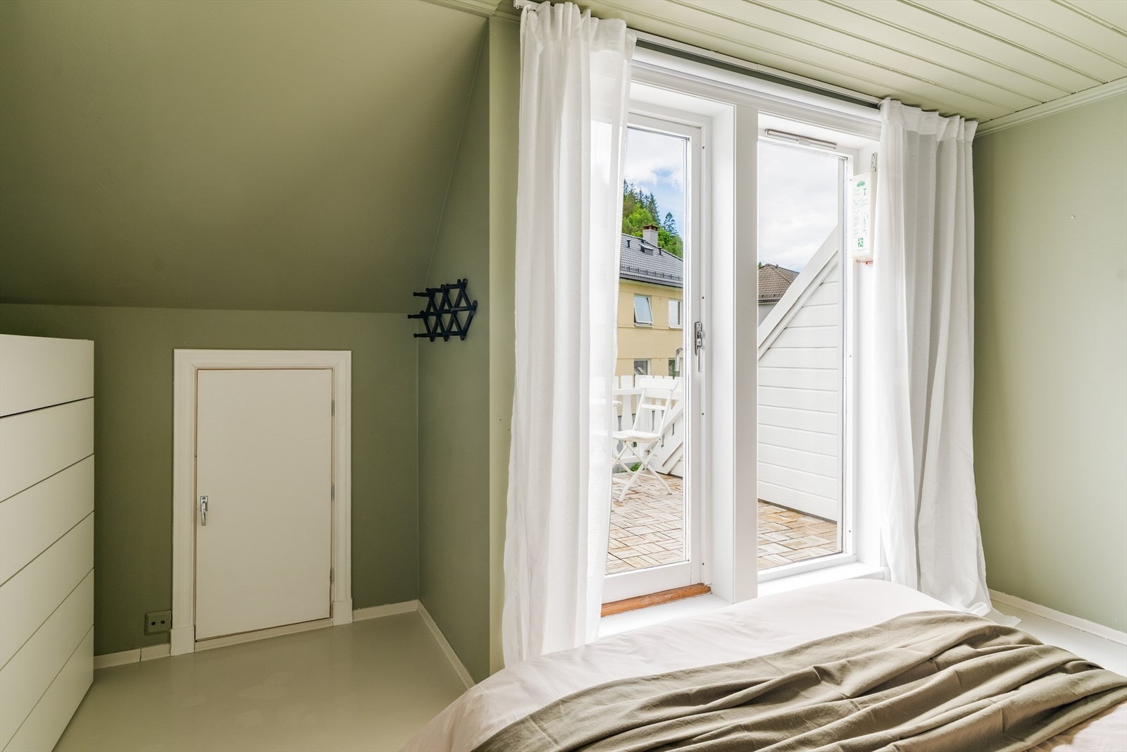 Fra soverommet har man utgang til en helt egen privat solrik takterrasse! Galleribilde