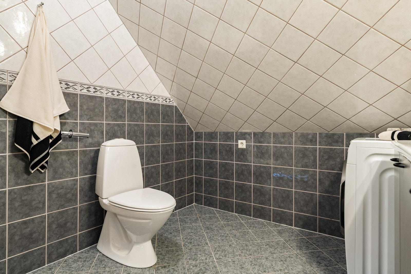 Rommet fremstår både praktisk og funksjonelt for en moderne hverdag. Galleribilde