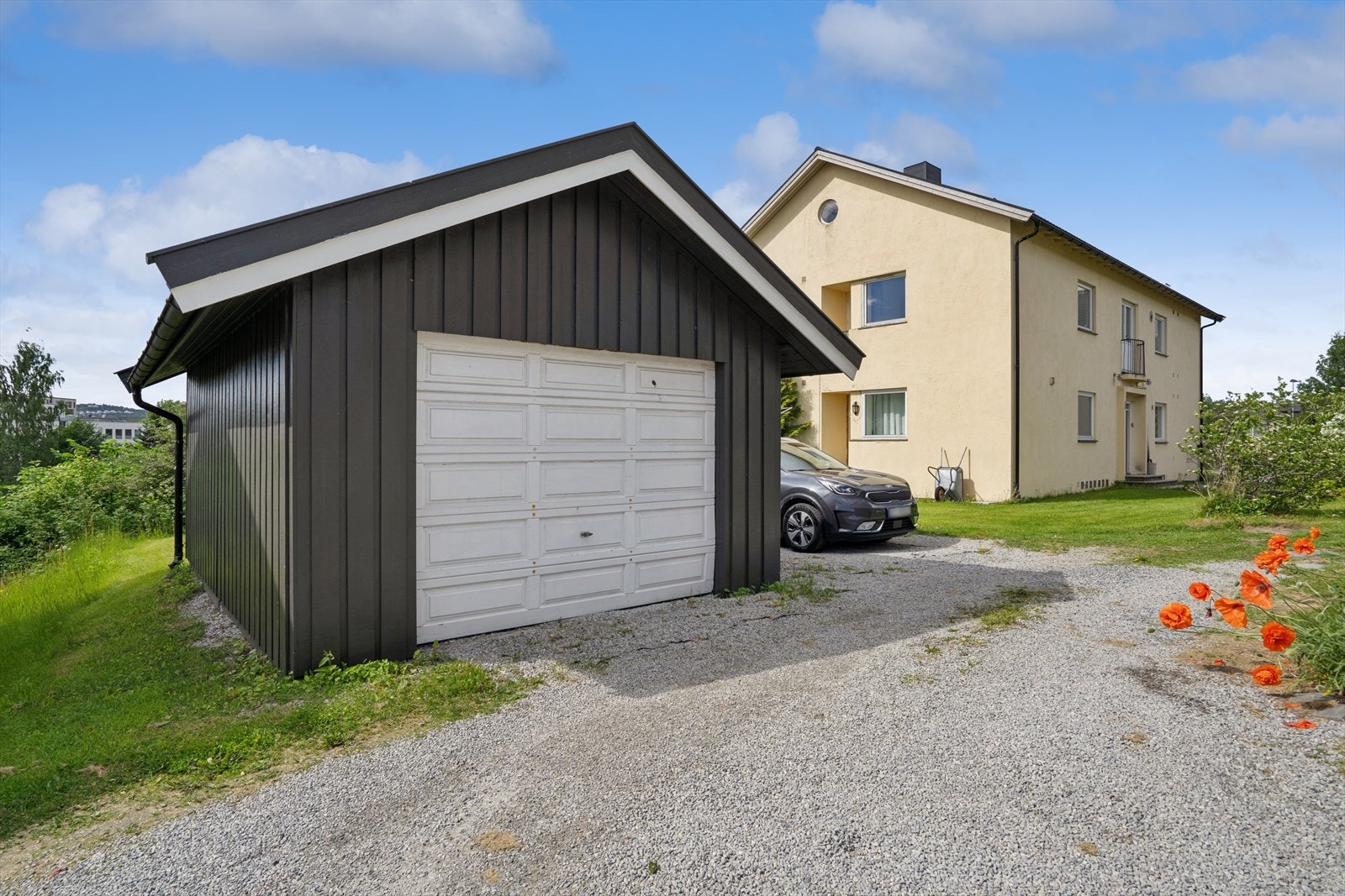 Eiendommen inkluderer en egen garasje og en romslig bod i kjelleren for rikelig med lagringsplass. Galleribilde