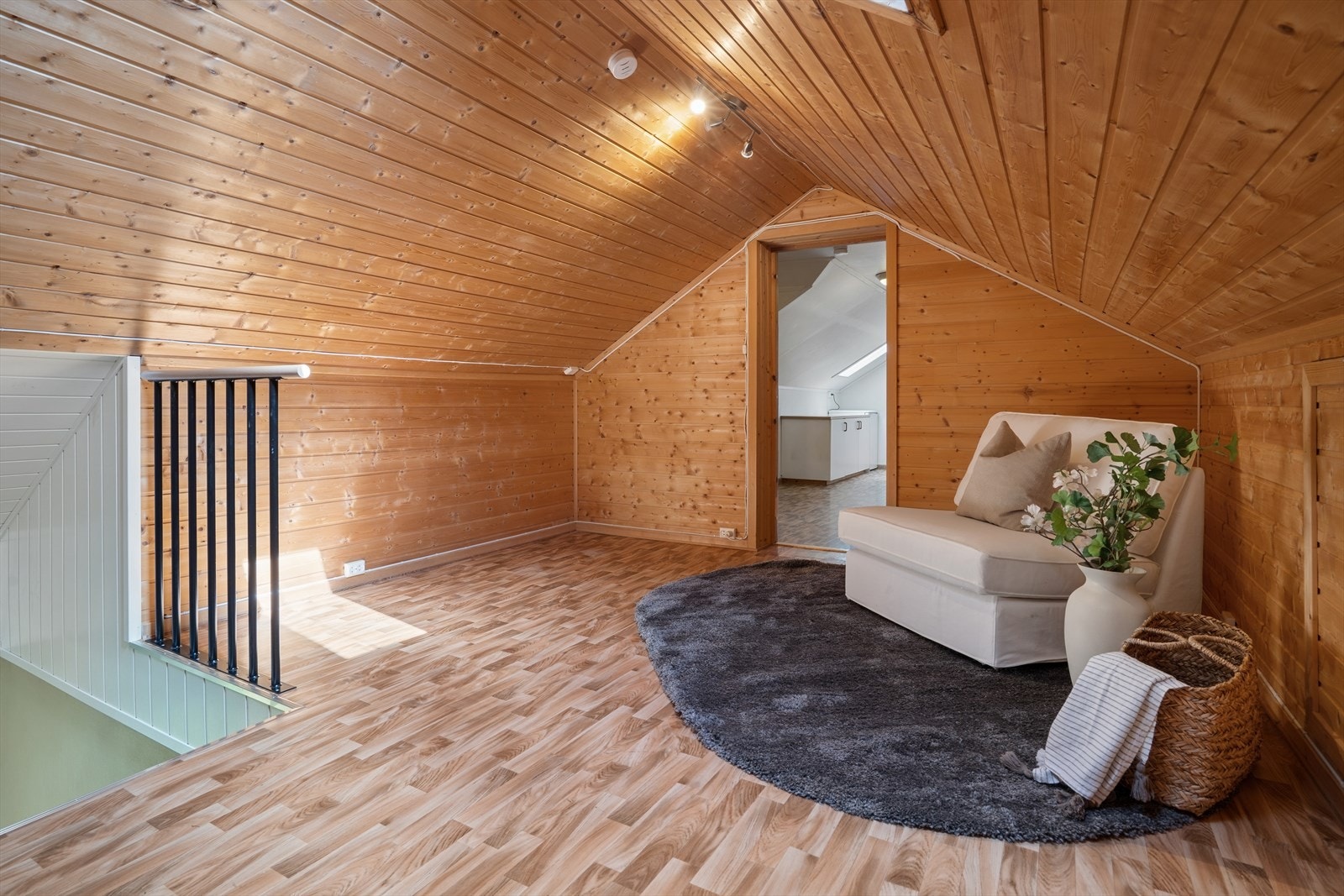 Loftstue med panel på vegger og i himling, som gir et ekstra oppholdsrom i boligen. Galleribilde