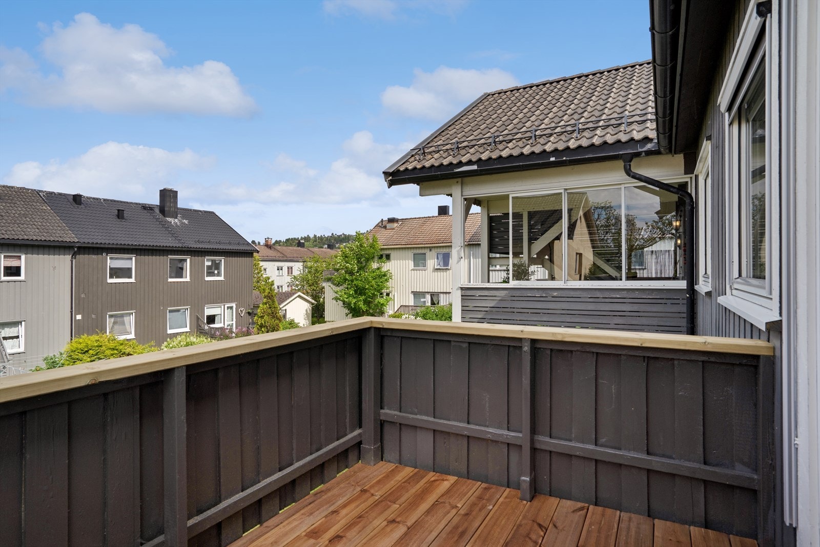 Balkong med utgang fra stuen. Her ble det lagt nye terrassebord og ny håndlist i 2026. Galleribilde